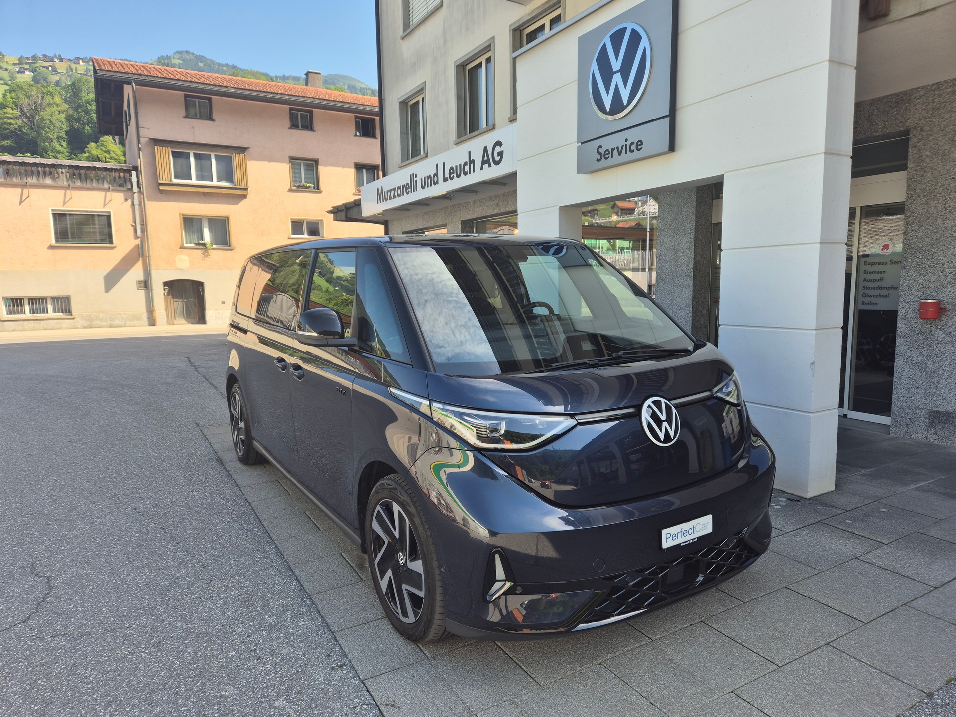 VW ID.Buzz LWB GTX 4 Motion-image-1