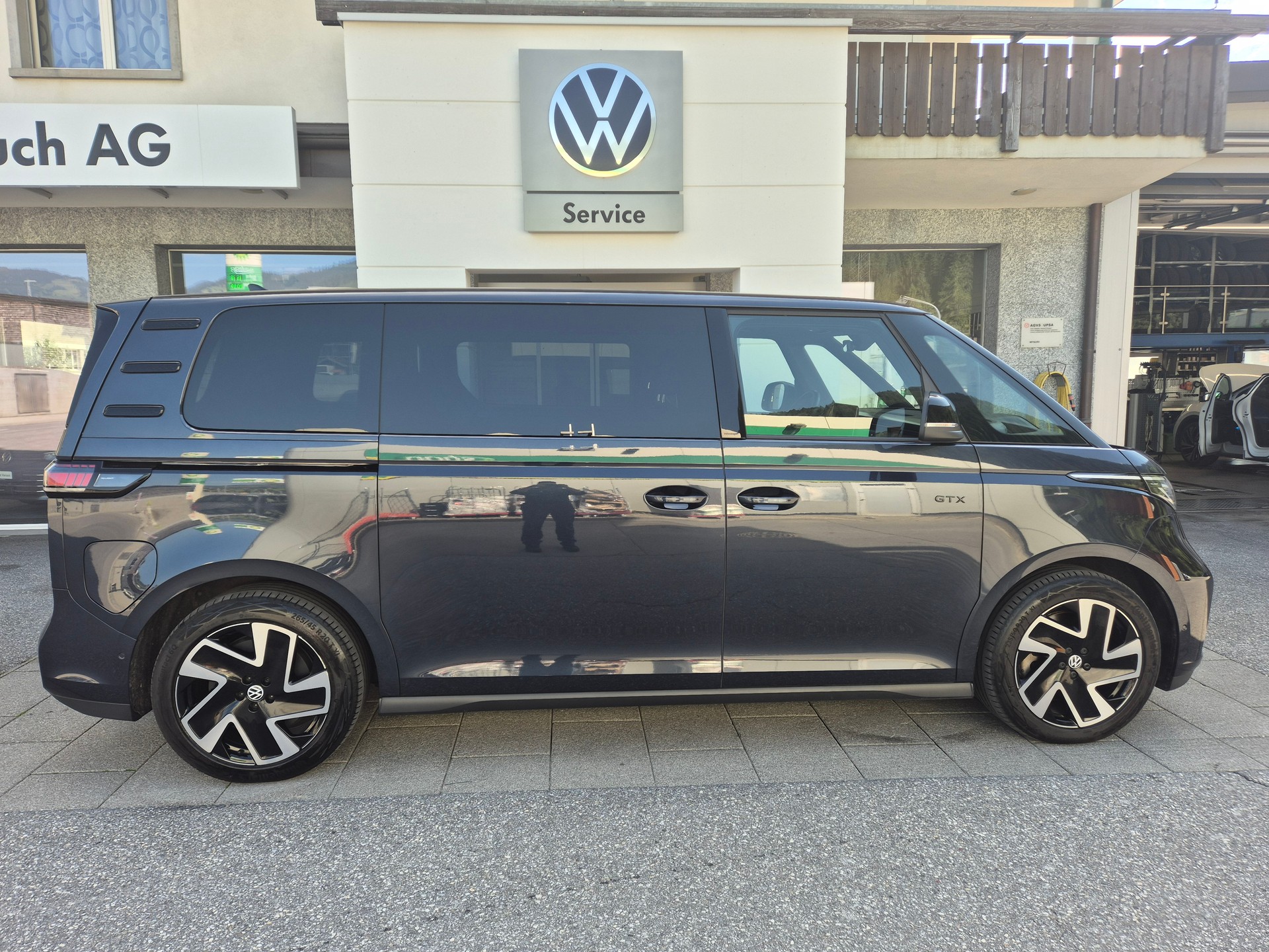 VW ID.Buzz LWB GTX 4 Motion-image-3