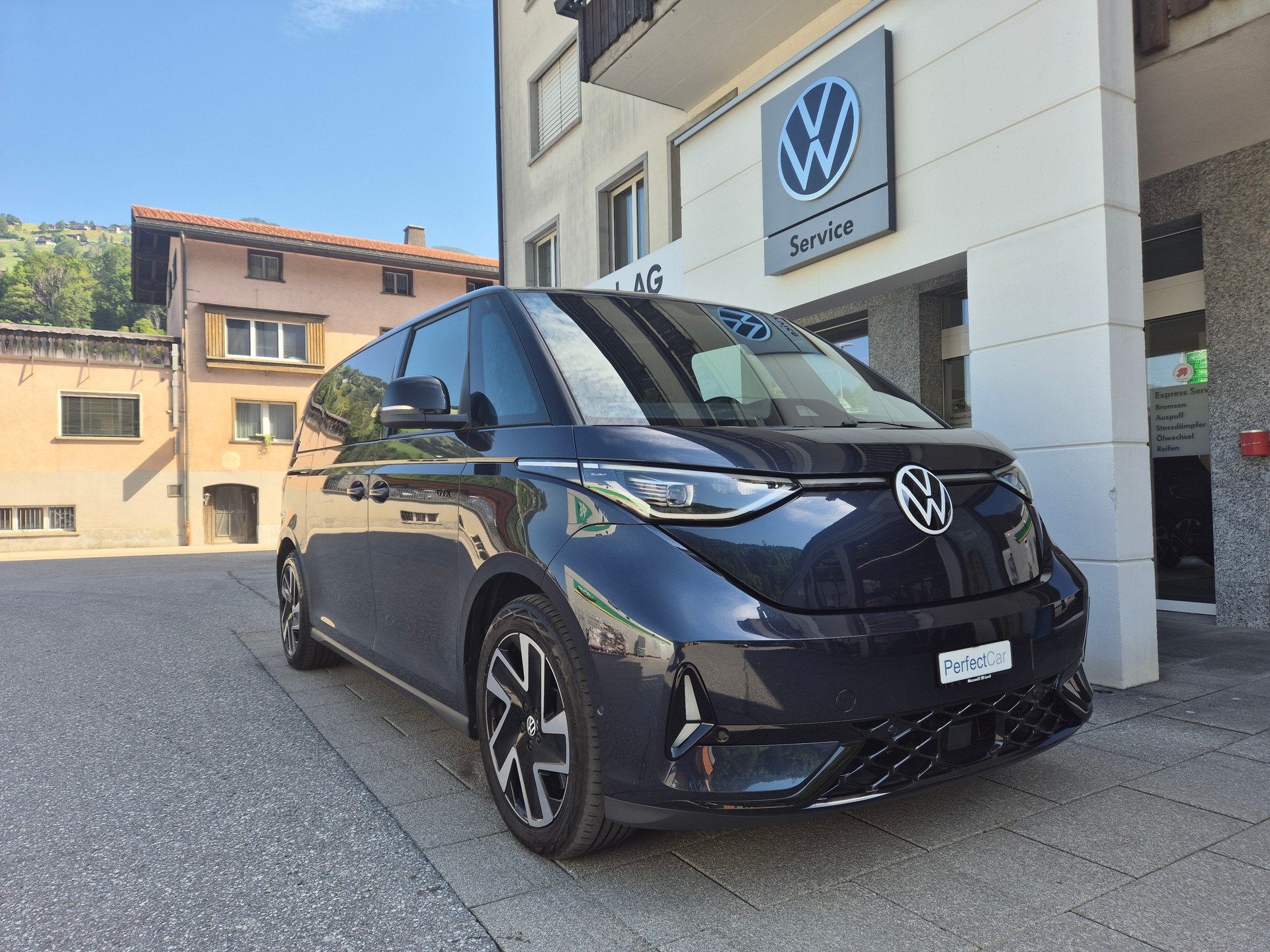VW ID.Buzz LWB GTX 4 Motion-image-0