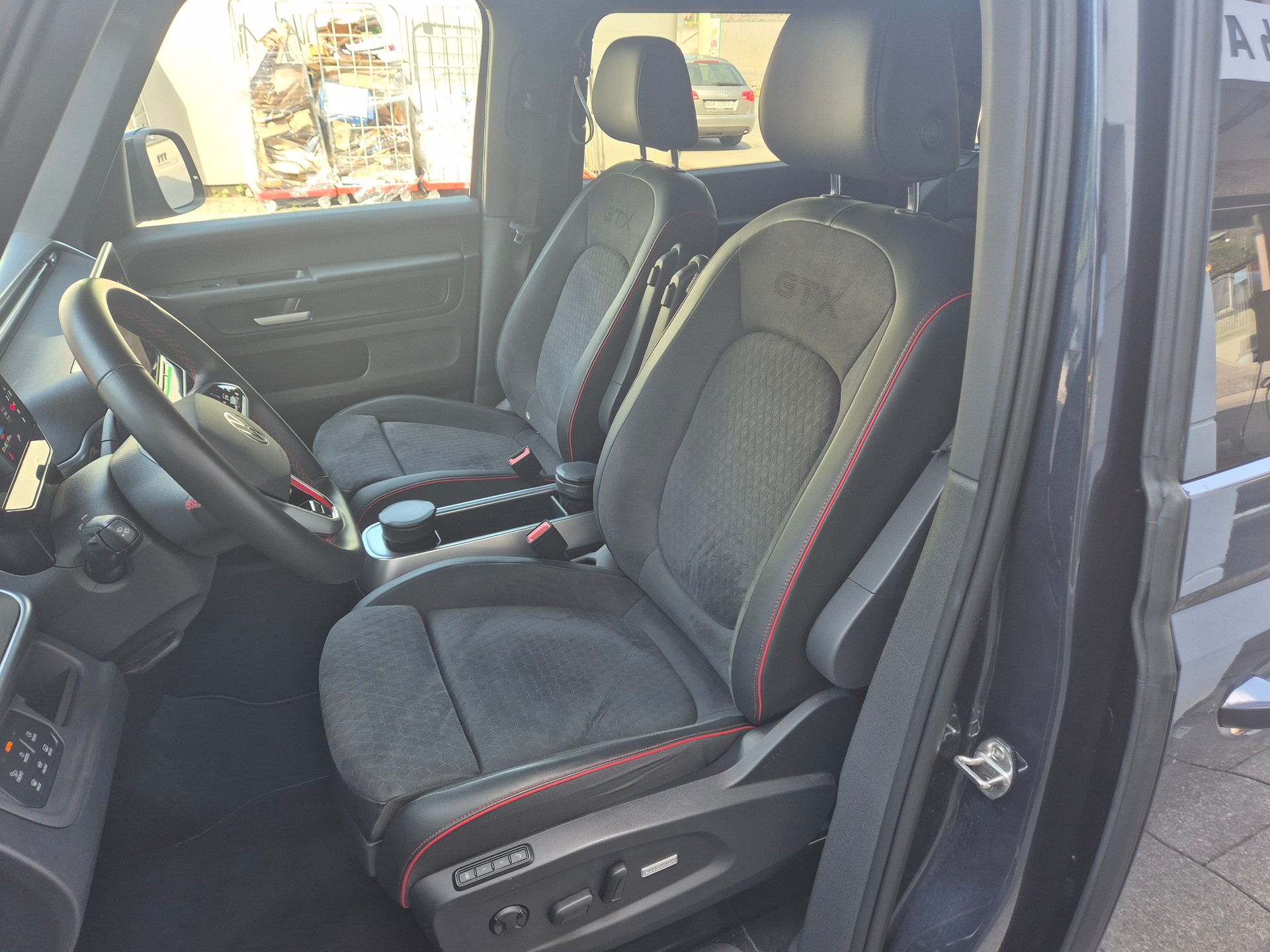 VW ID.Buzz LWB GTX 4 Motion-image-7