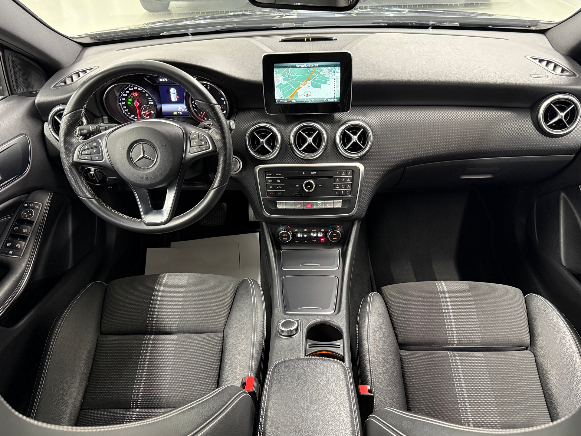 MERCEDES-BENZ A 200 CDI AMG Line-image-14
