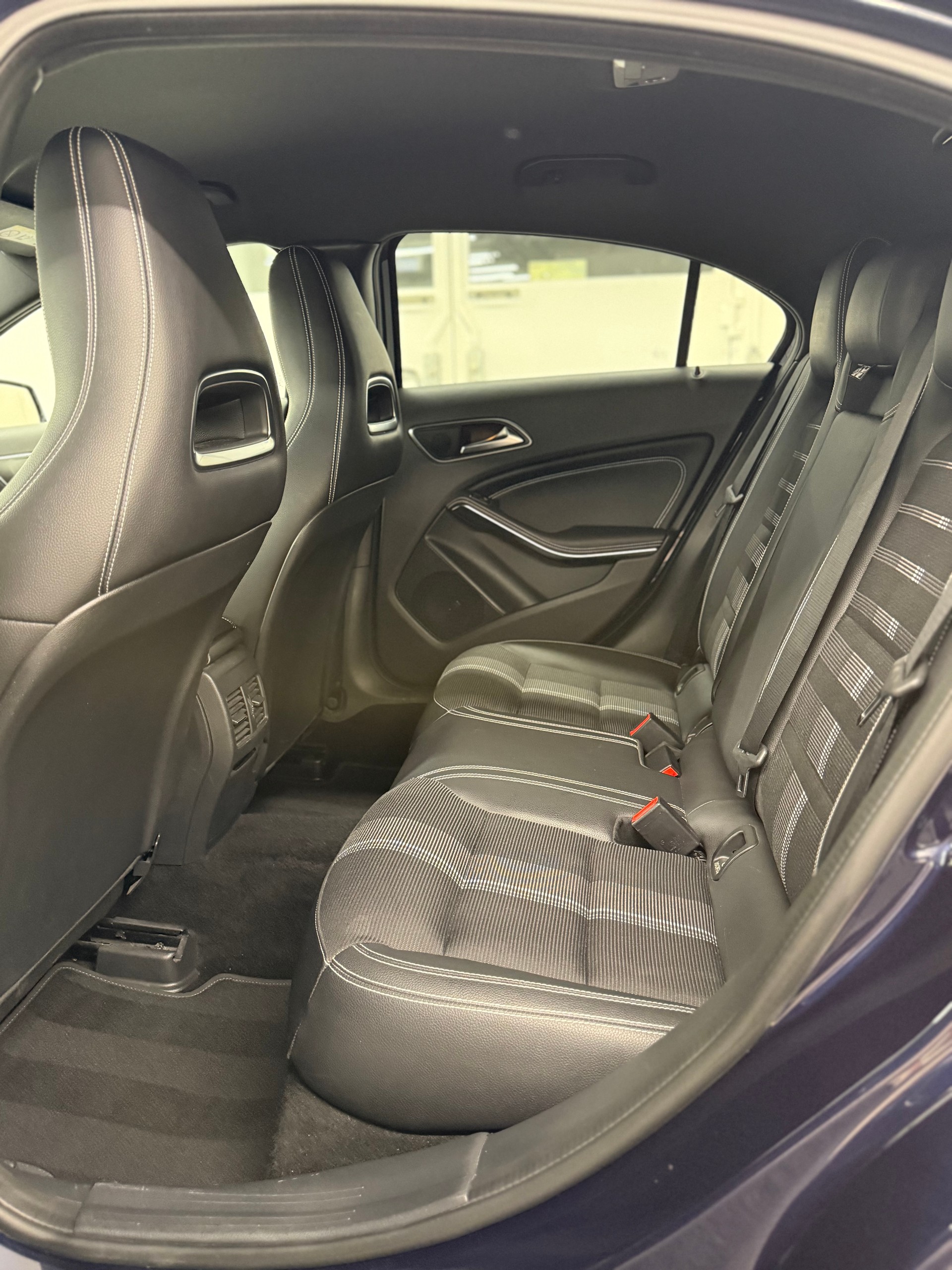MERCEDES-BENZ A 200 CDI AMG Line-image-20