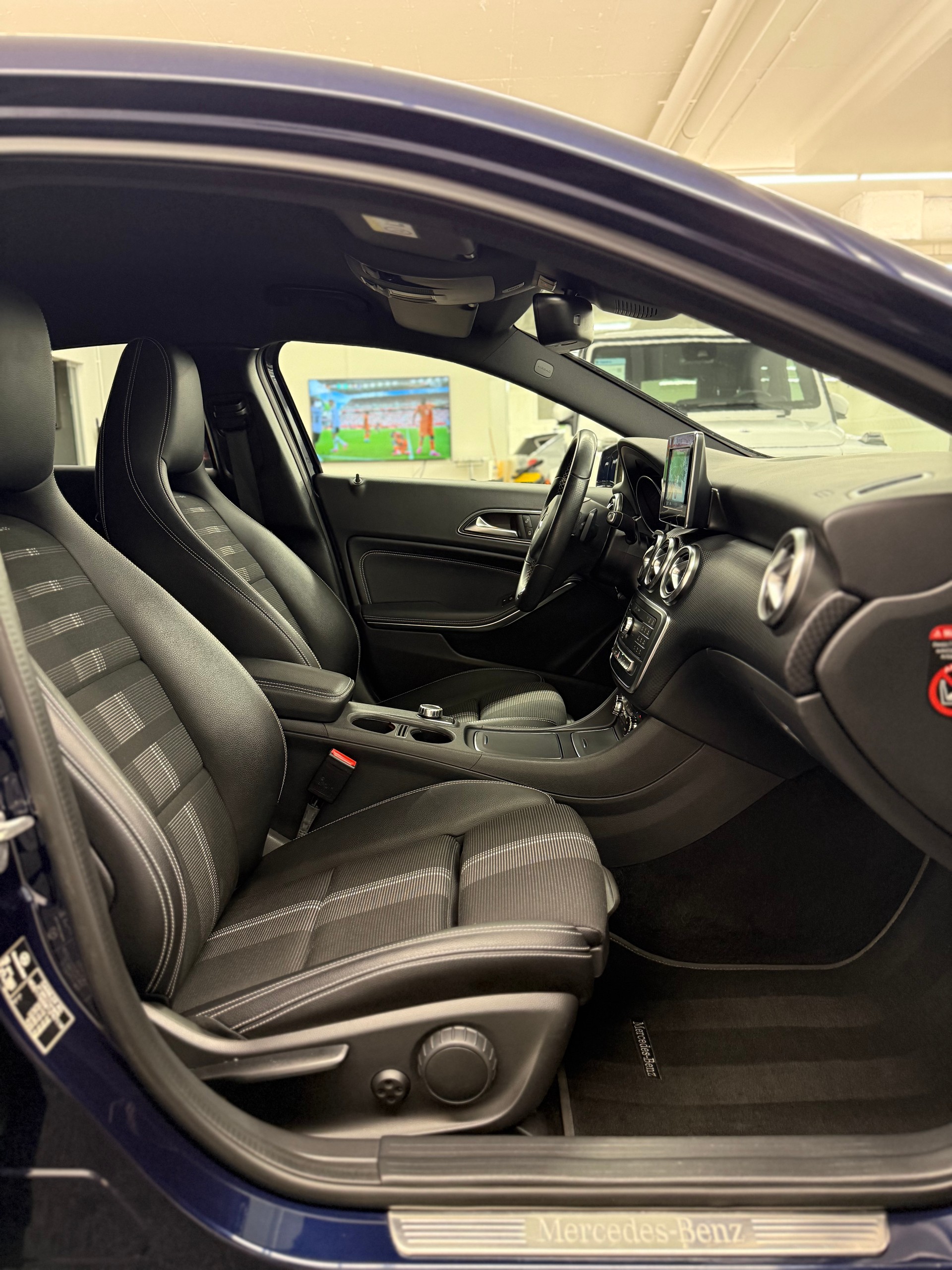 MERCEDES-BENZ A 200 CDI AMG Line-image-21