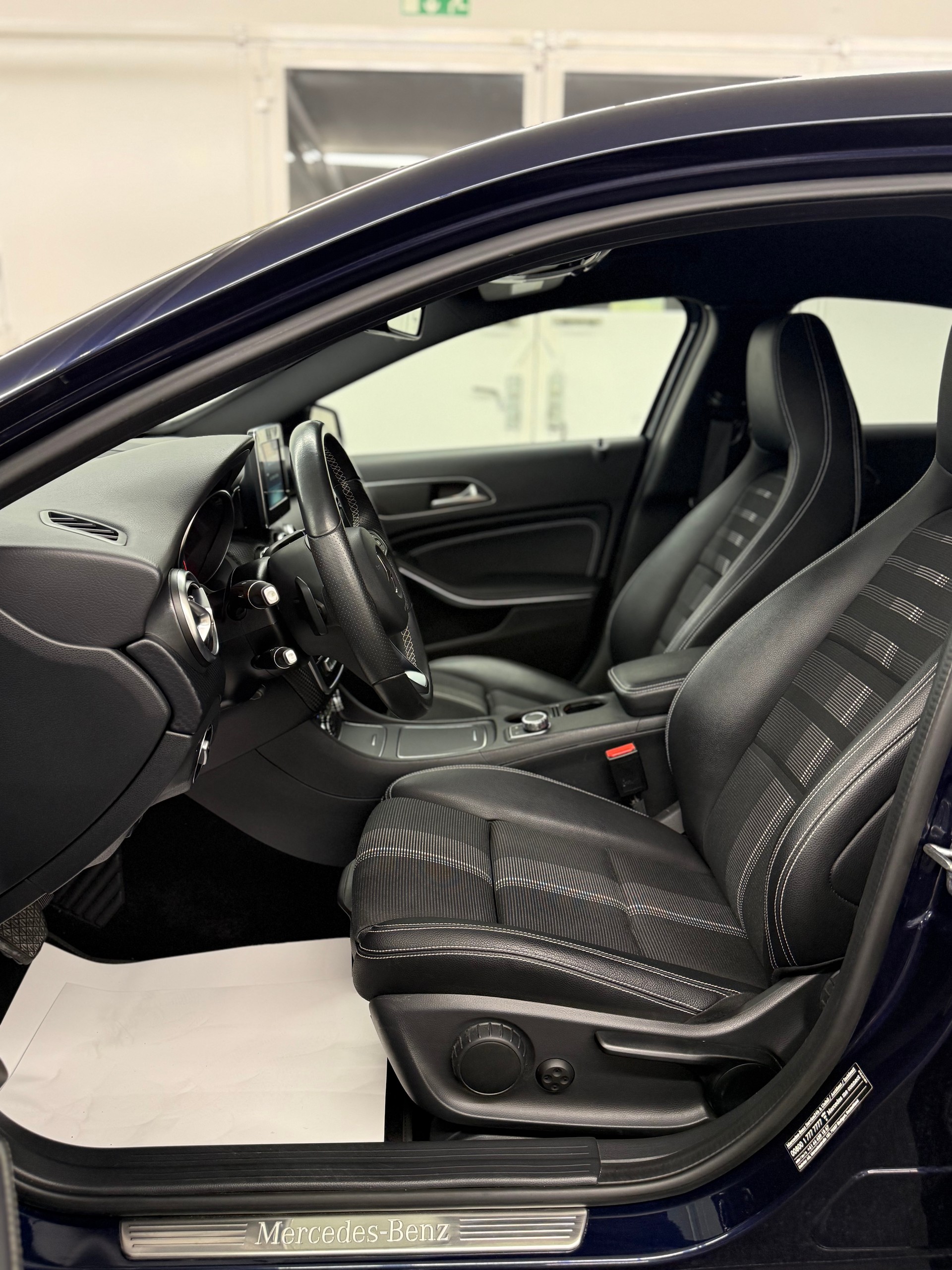 MERCEDES-BENZ A 200 CDI AMG Line-image-19