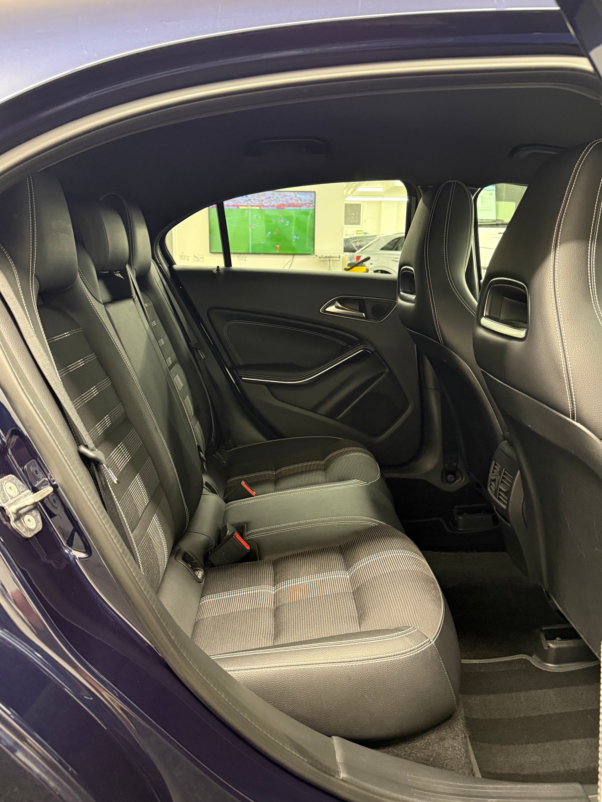 MERCEDES-BENZ A 200 CDI AMG Line-image-22