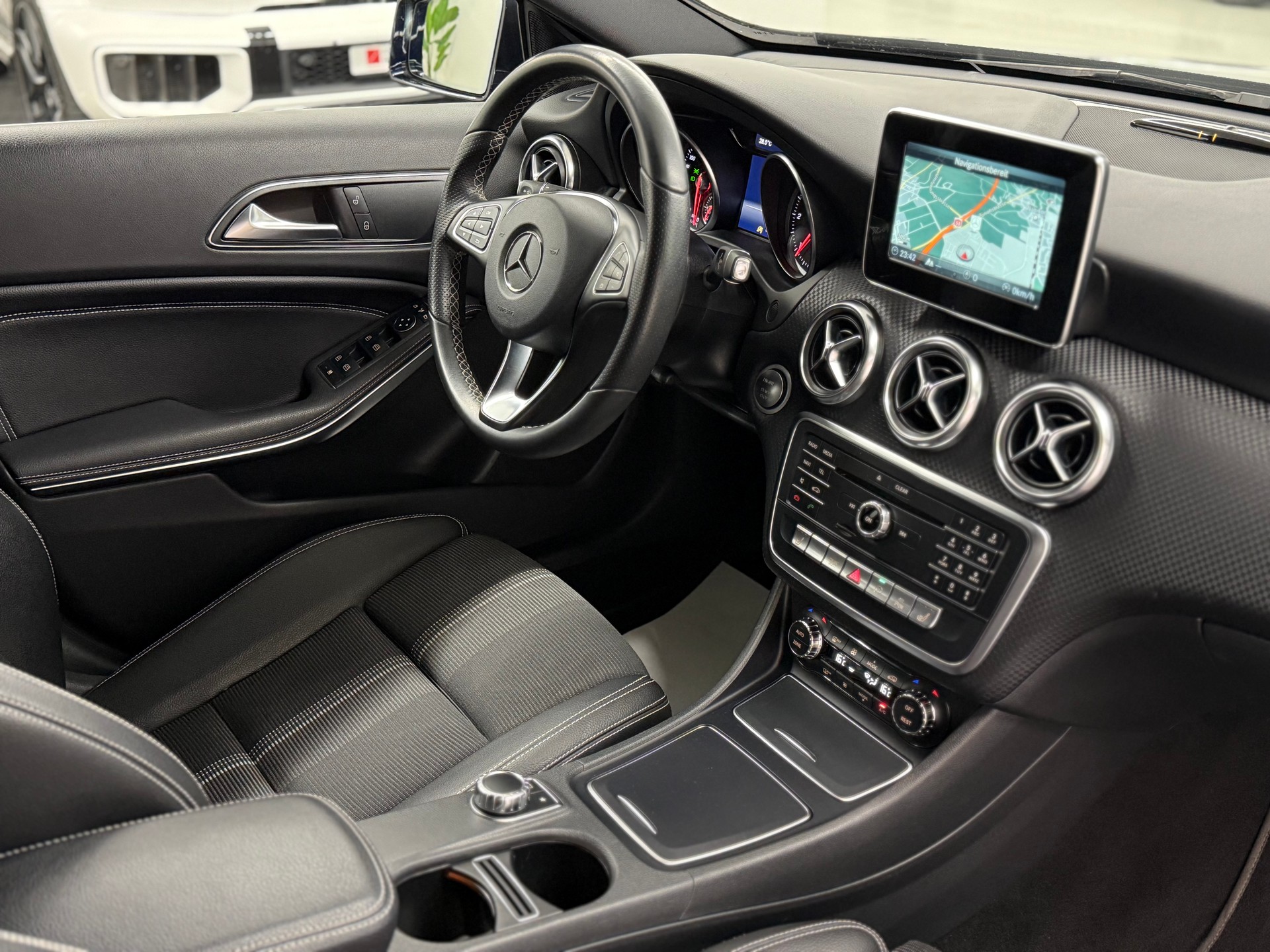 MERCEDES-BENZ A 200 CDI AMG Line-image-15