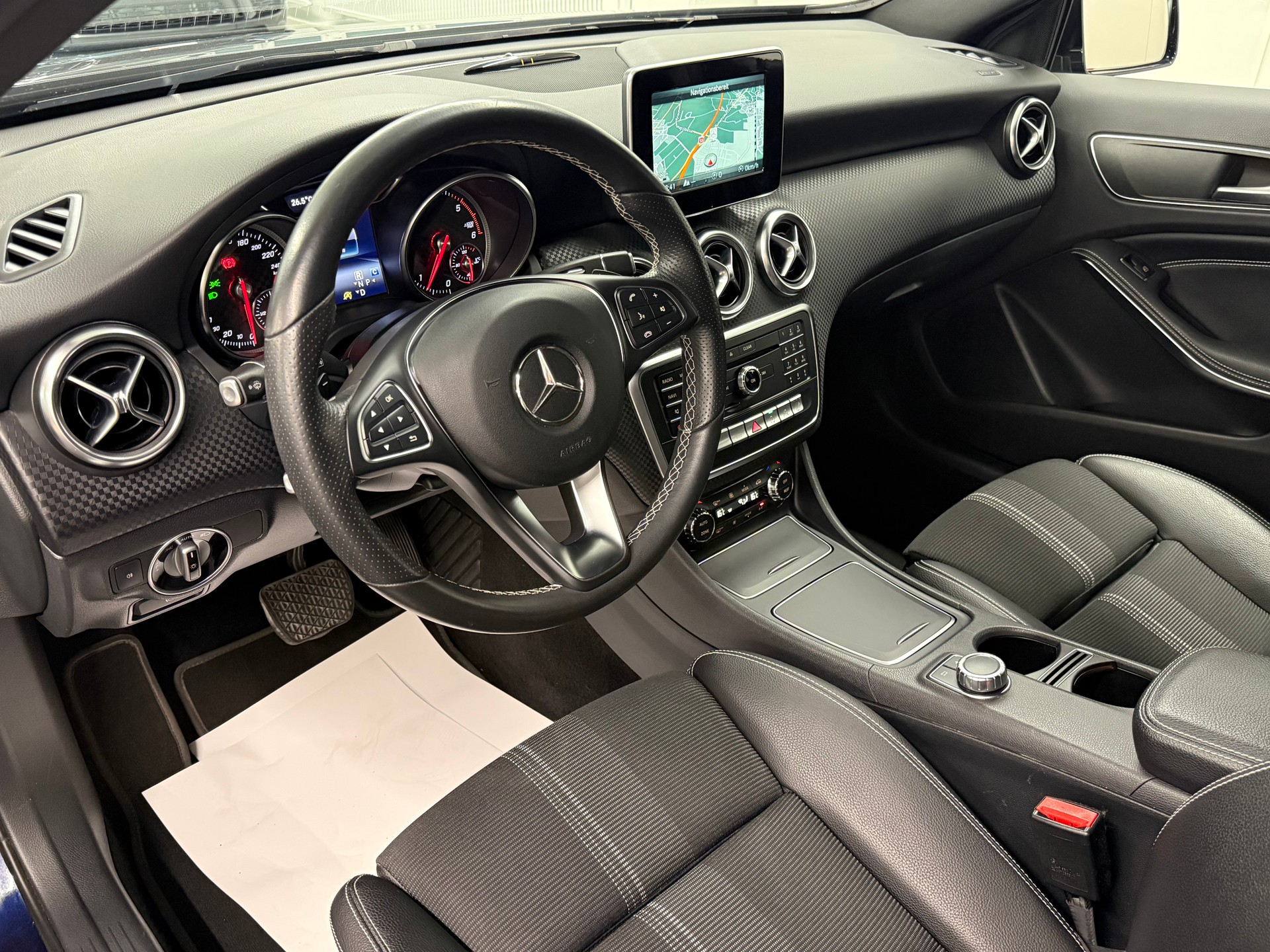 MERCEDES-BENZ A 200 CDI AMG Line-image-13