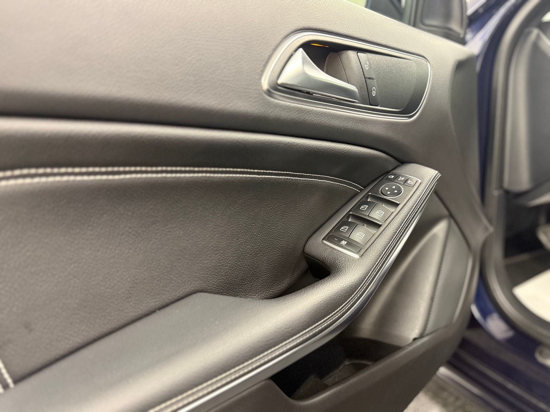 MERCEDES-BENZ A 200 CDI AMG Line-image-25