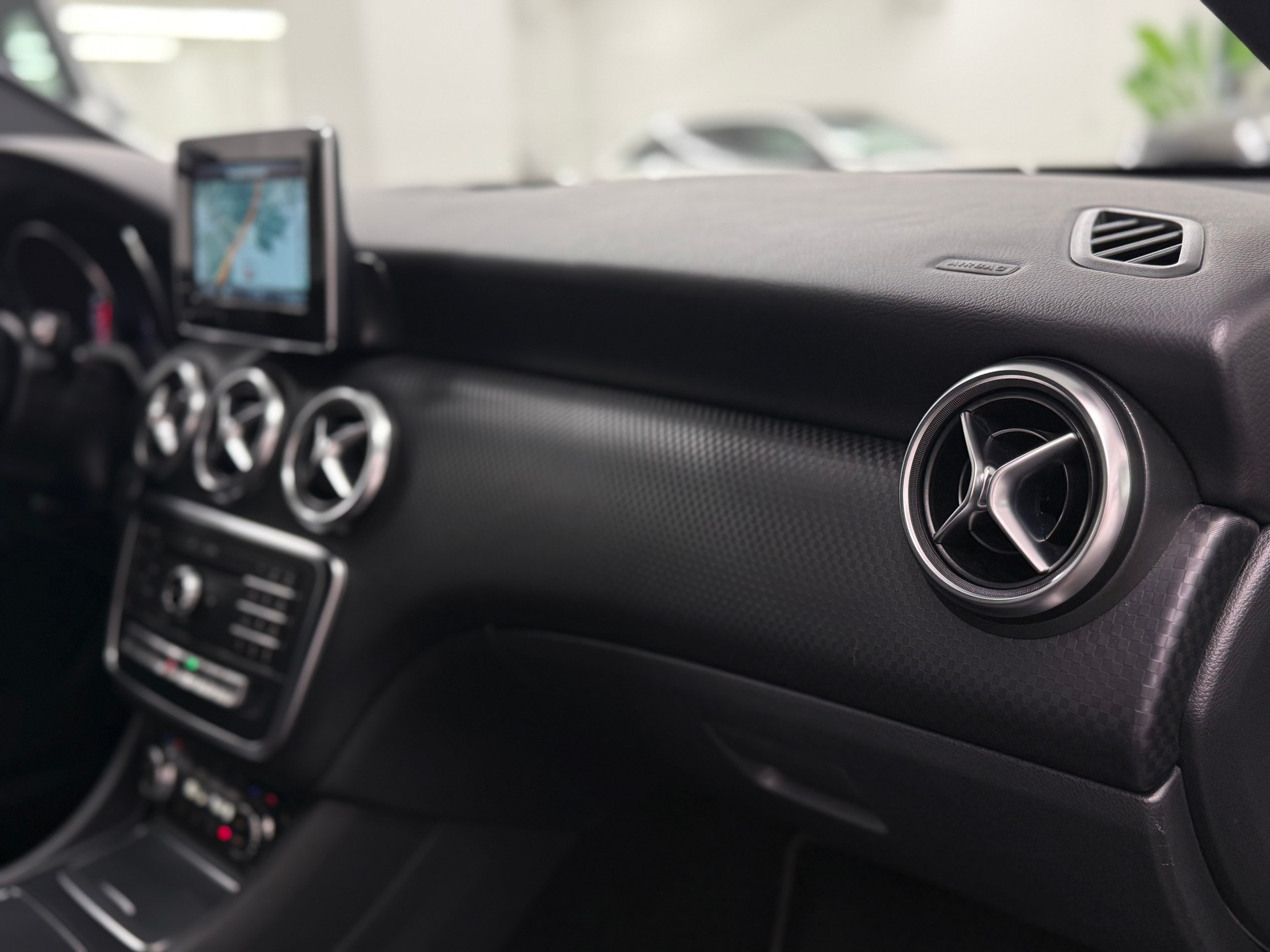 MERCEDES-BENZ A 200 CDI AMG Line-image-24