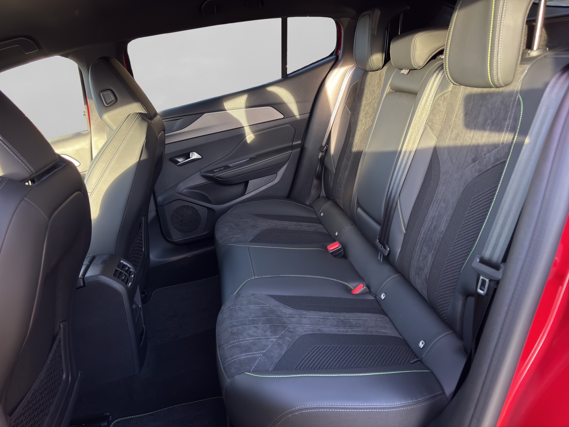 PEUGEOT 408 1.6 PHEV 180 GT-image-6