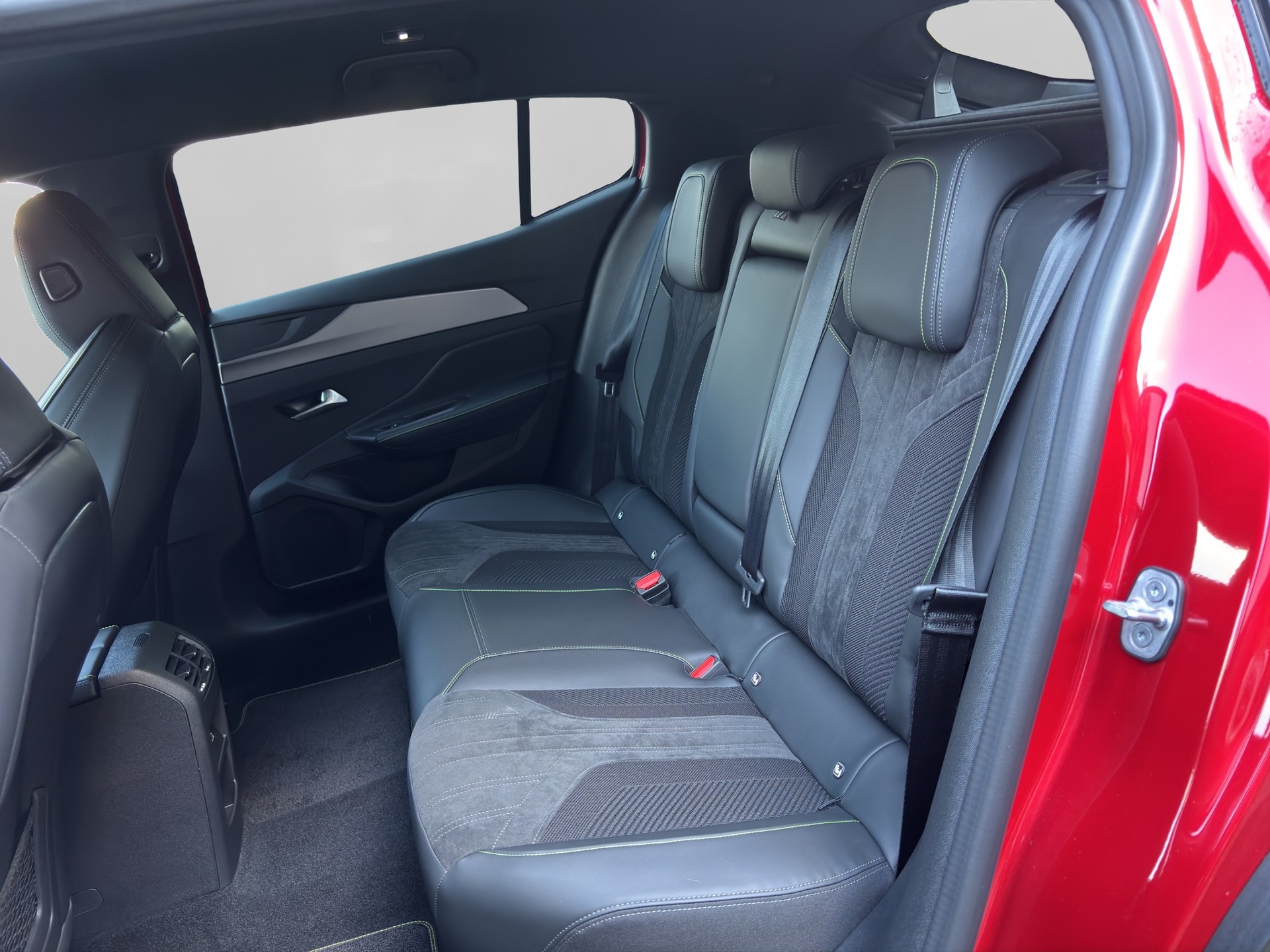 PEUGEOT 408 1.6 PHEV 180 GT-image-6