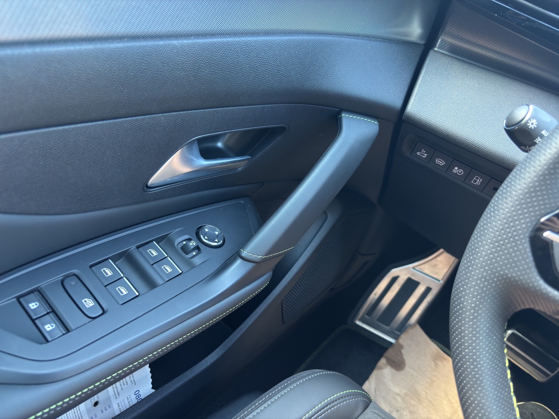 PEUGEOT 408 1.6 PHEV 180 GT-image-11