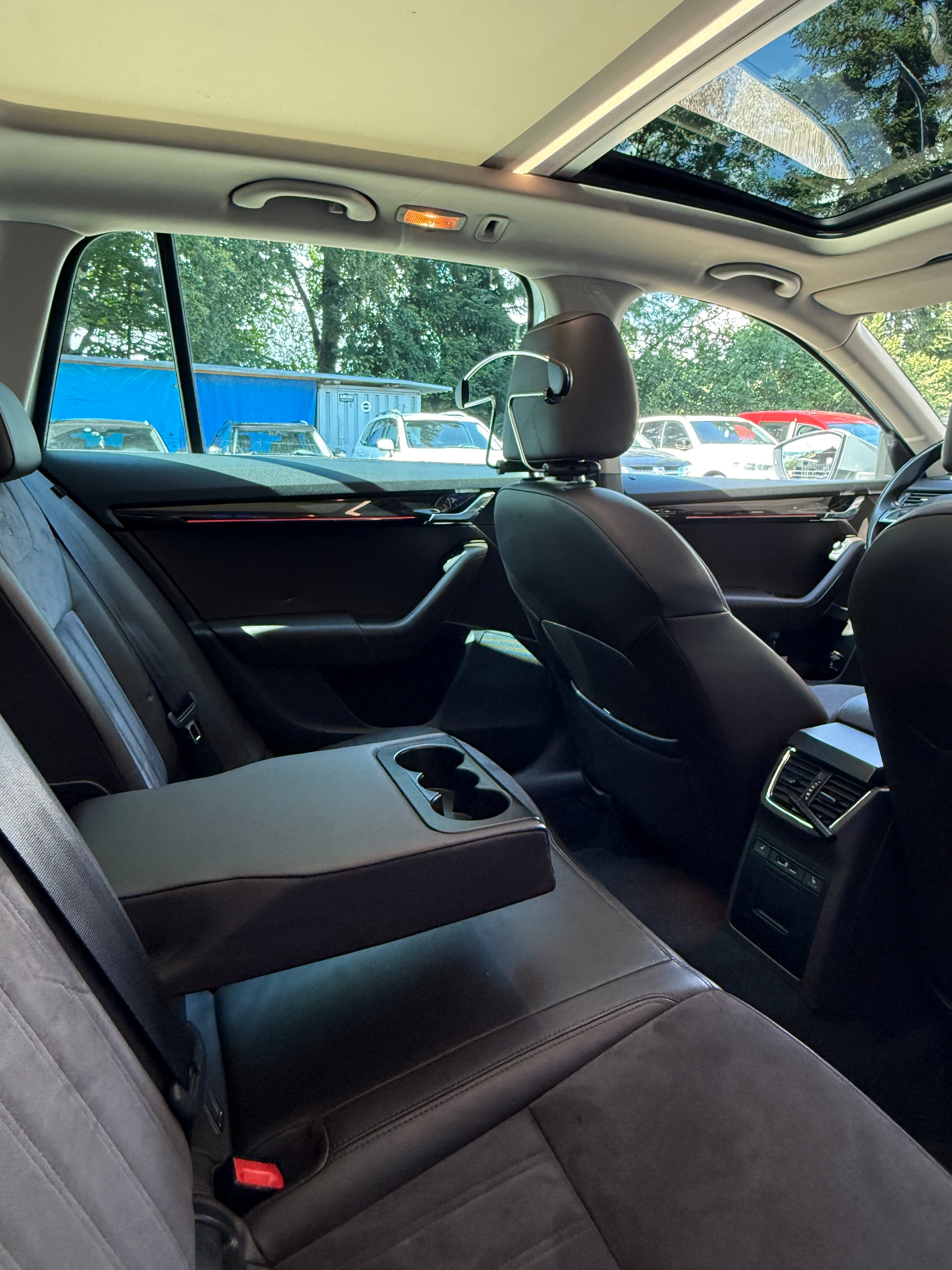 SKODA Octavia Combi 2.0 TDI L&K 4x4 DSG-image-4