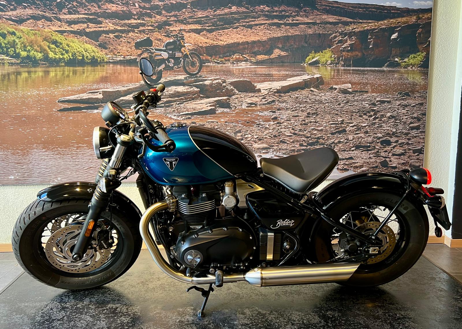 TRIUMPH Bonneville 1200 Bobber-showroom-element-3