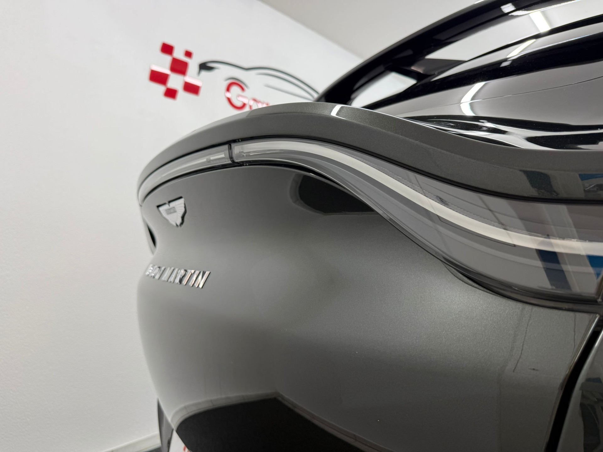 ASTON MARTIN DBX 4.0 V8-image-19