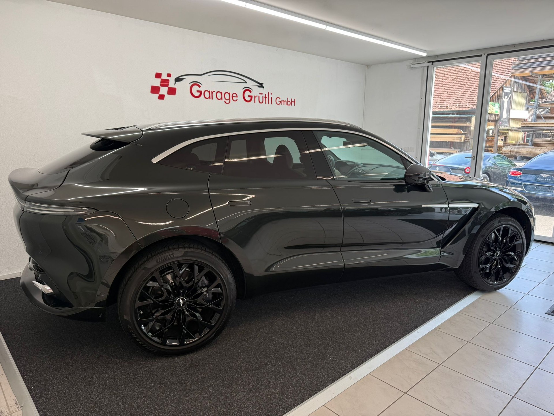 ASTON MARTIN DBX 4.0 V8-image-2