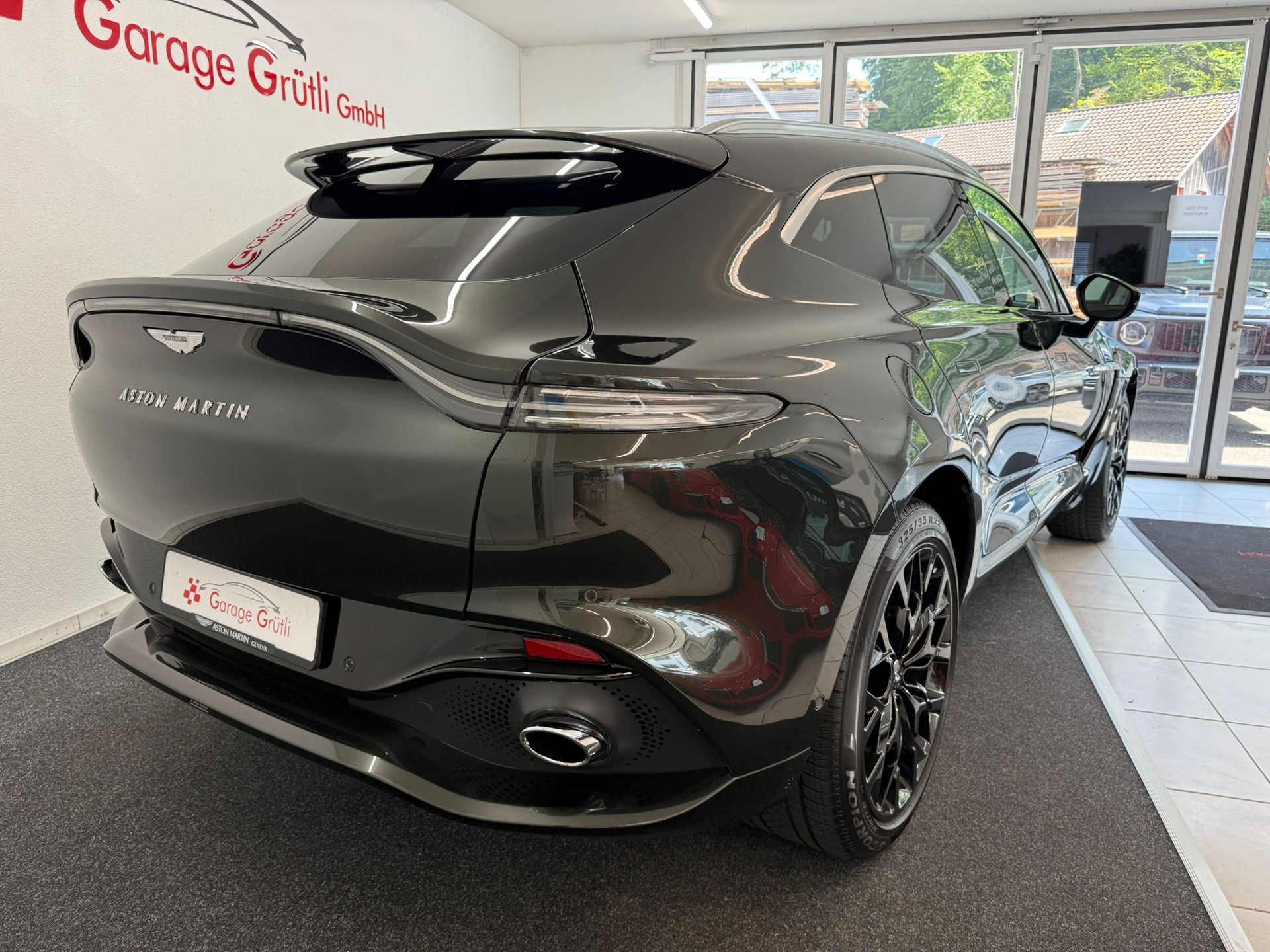ASTON MARTIN DBX 4.0 V8-image-3