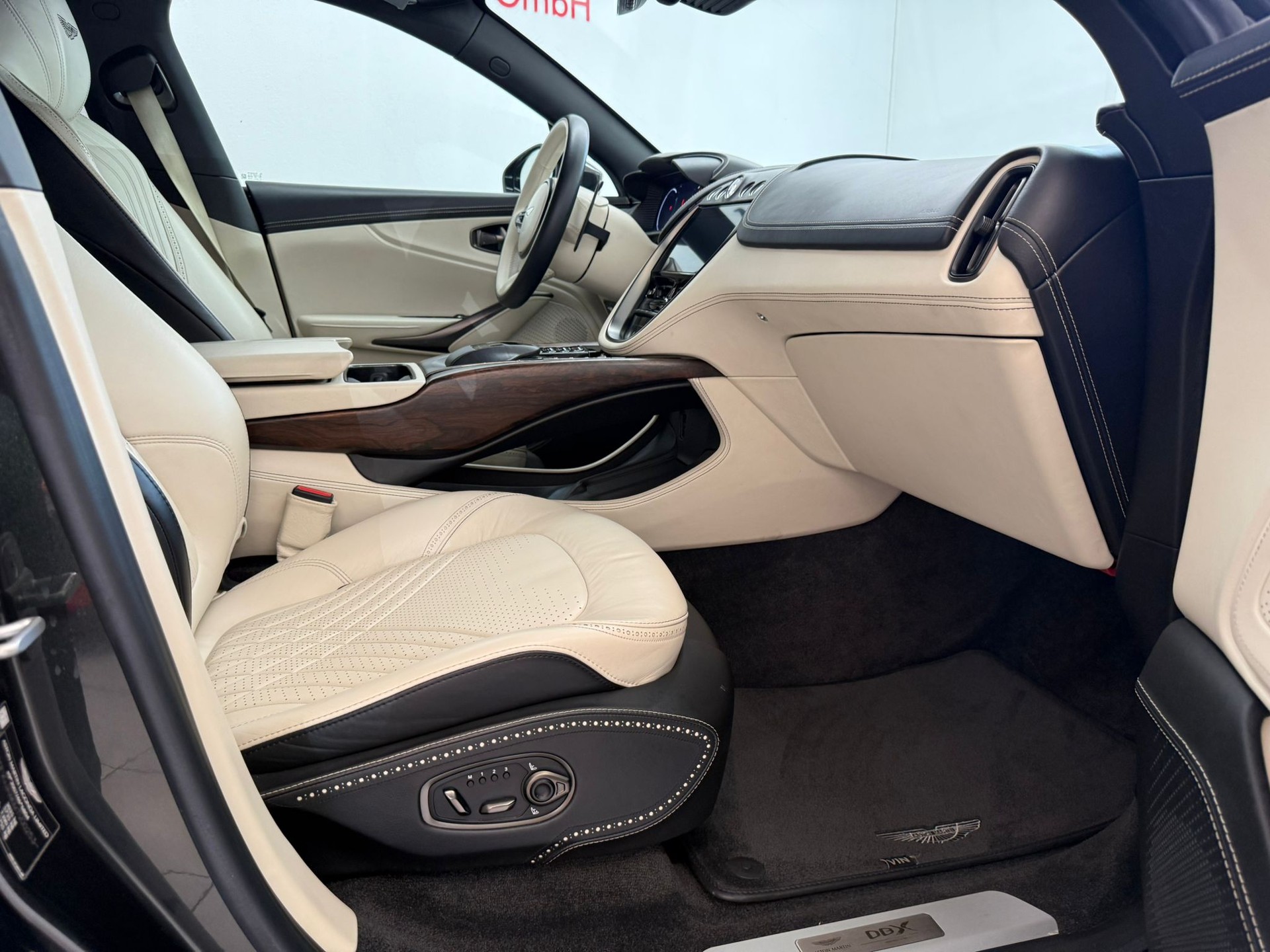 ASTON MARTIN DBX 4.0 V8-image-12