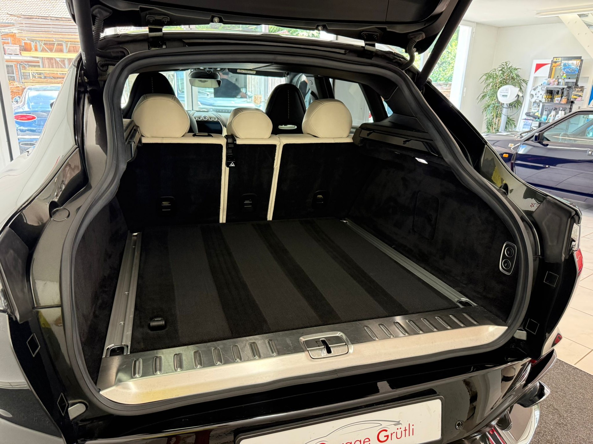 ASTON MARTIN DBX 4.0 V8-image-18