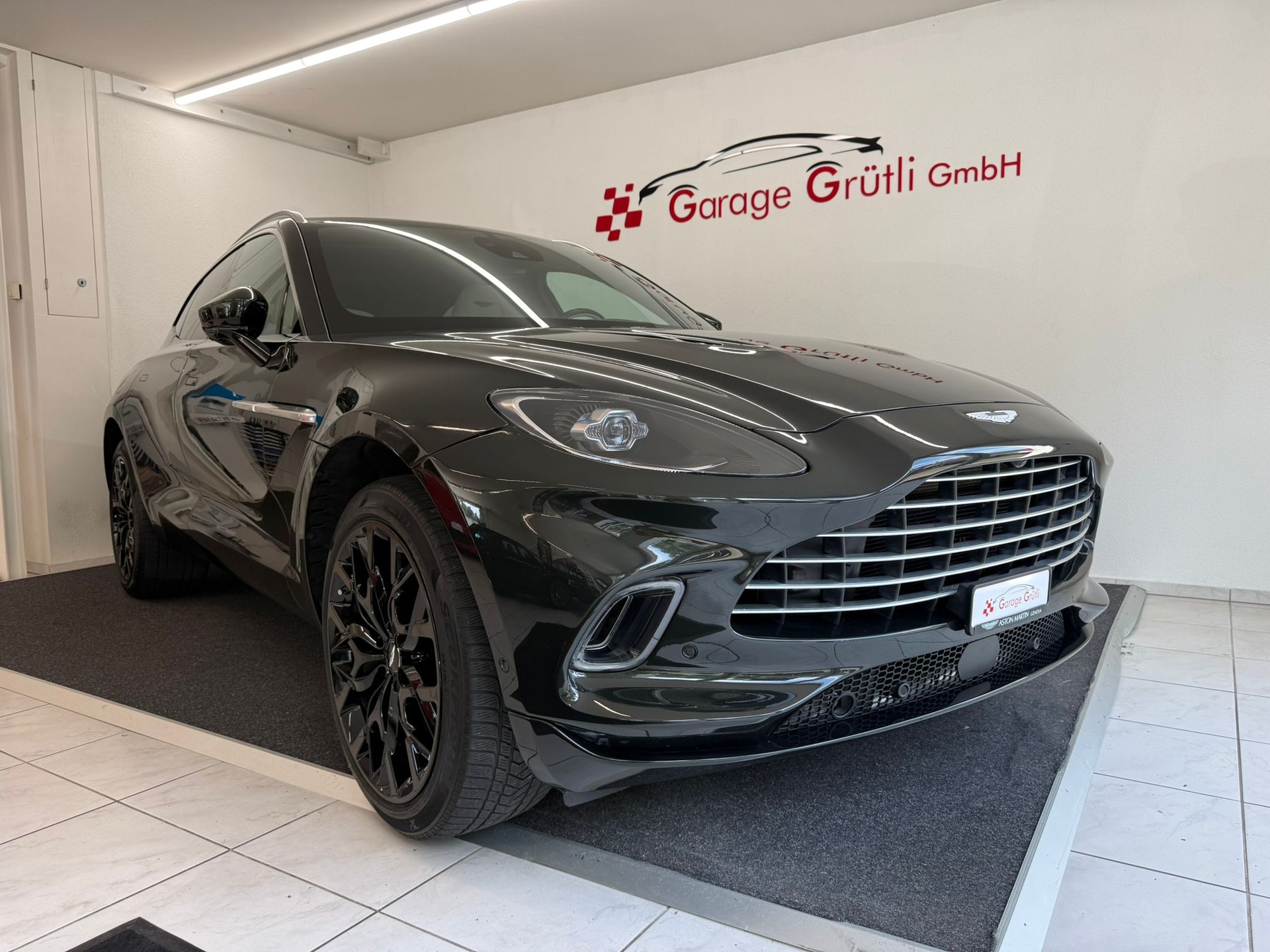 ASTON MARTIN DBX 4.0 V8-image-0