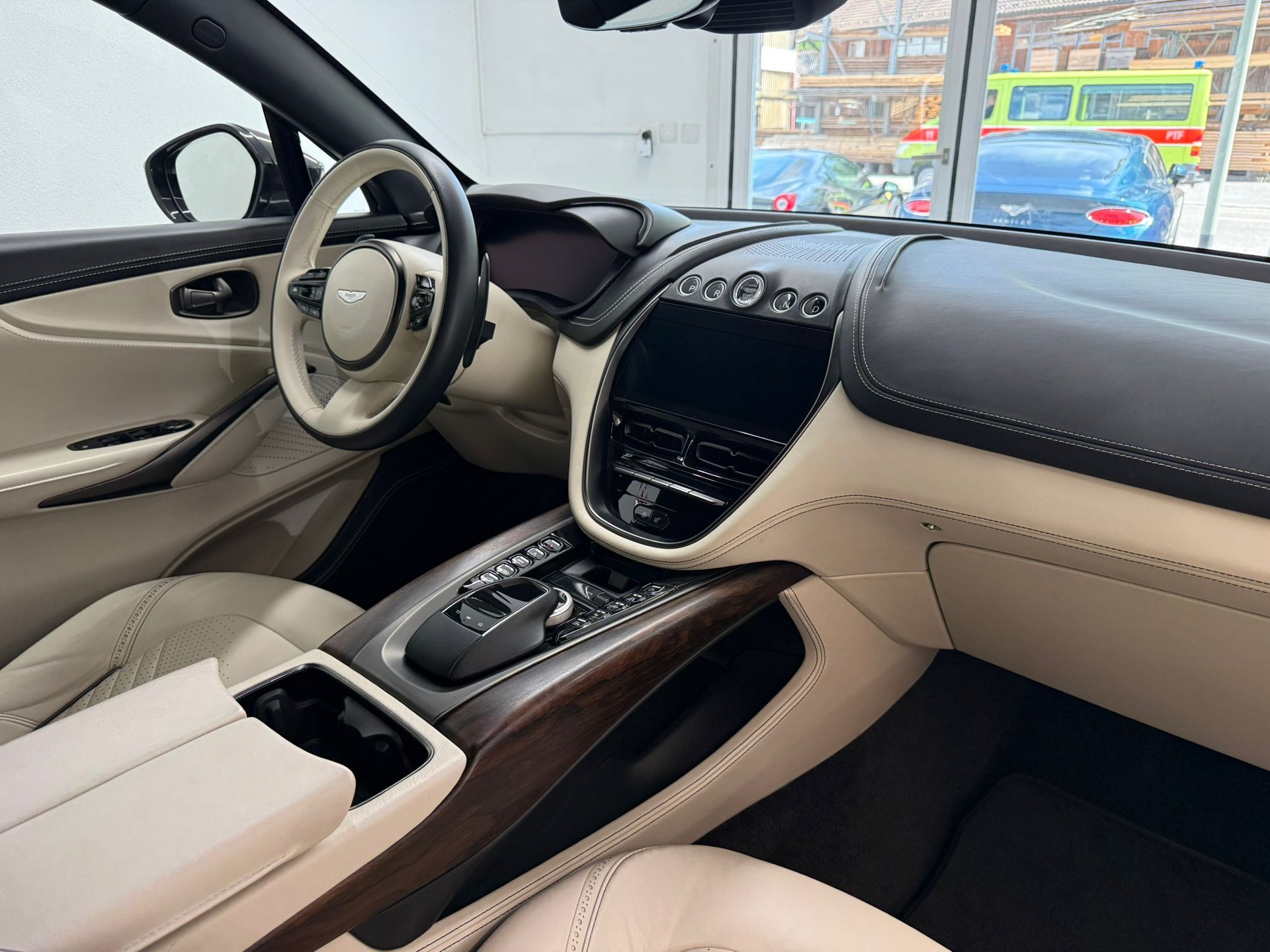 ASTON MARTIN DBX 4.0 V8-image-10