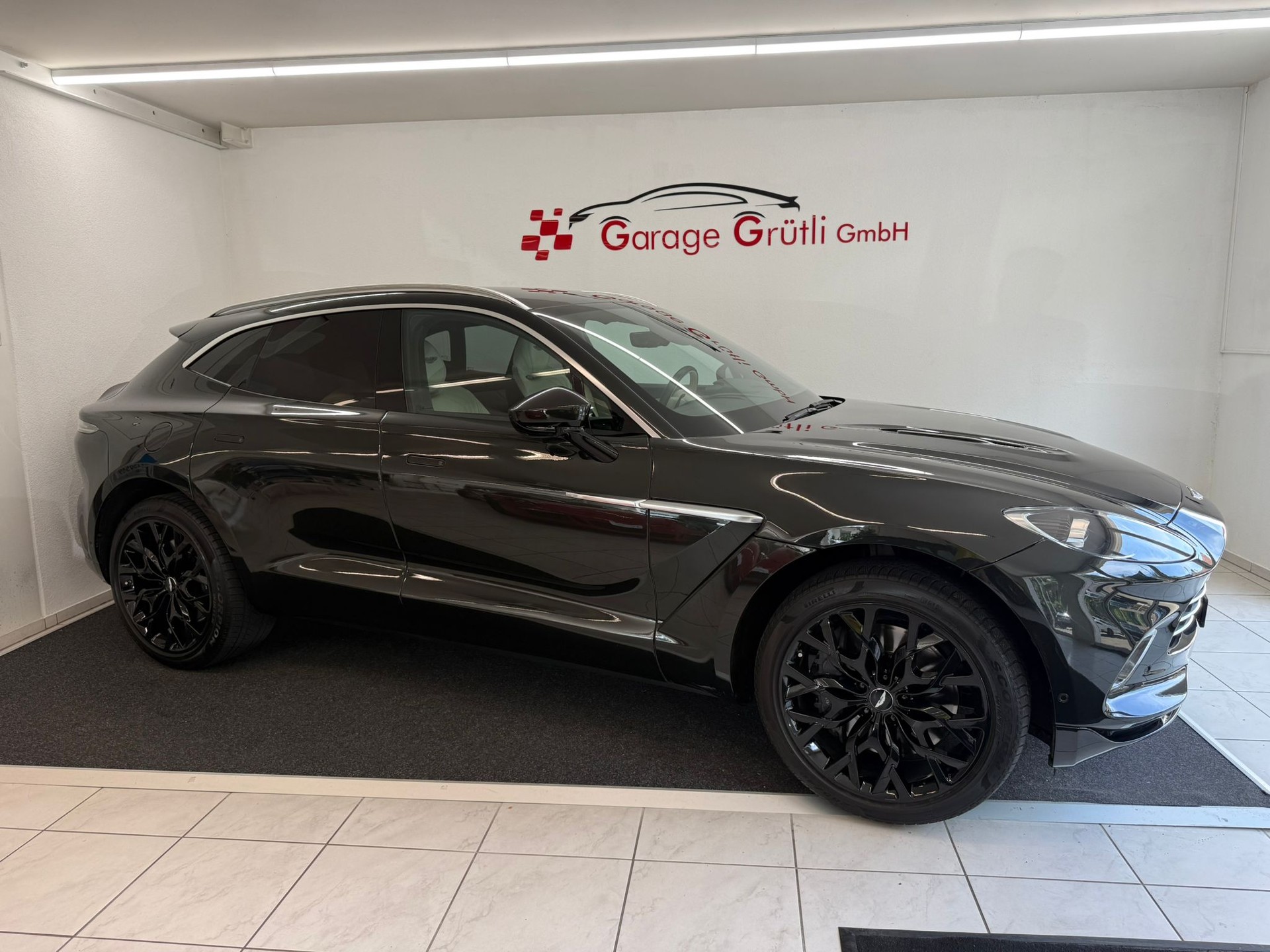 ASTON MARTIN DBX 4.0 V8-image-1