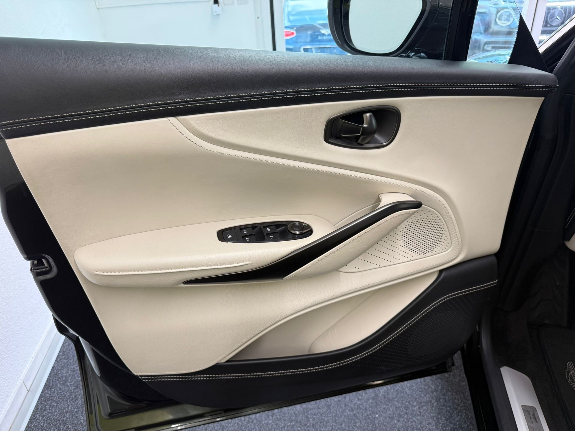 ASTON MARTIN DBX 4.0 V8-image-7