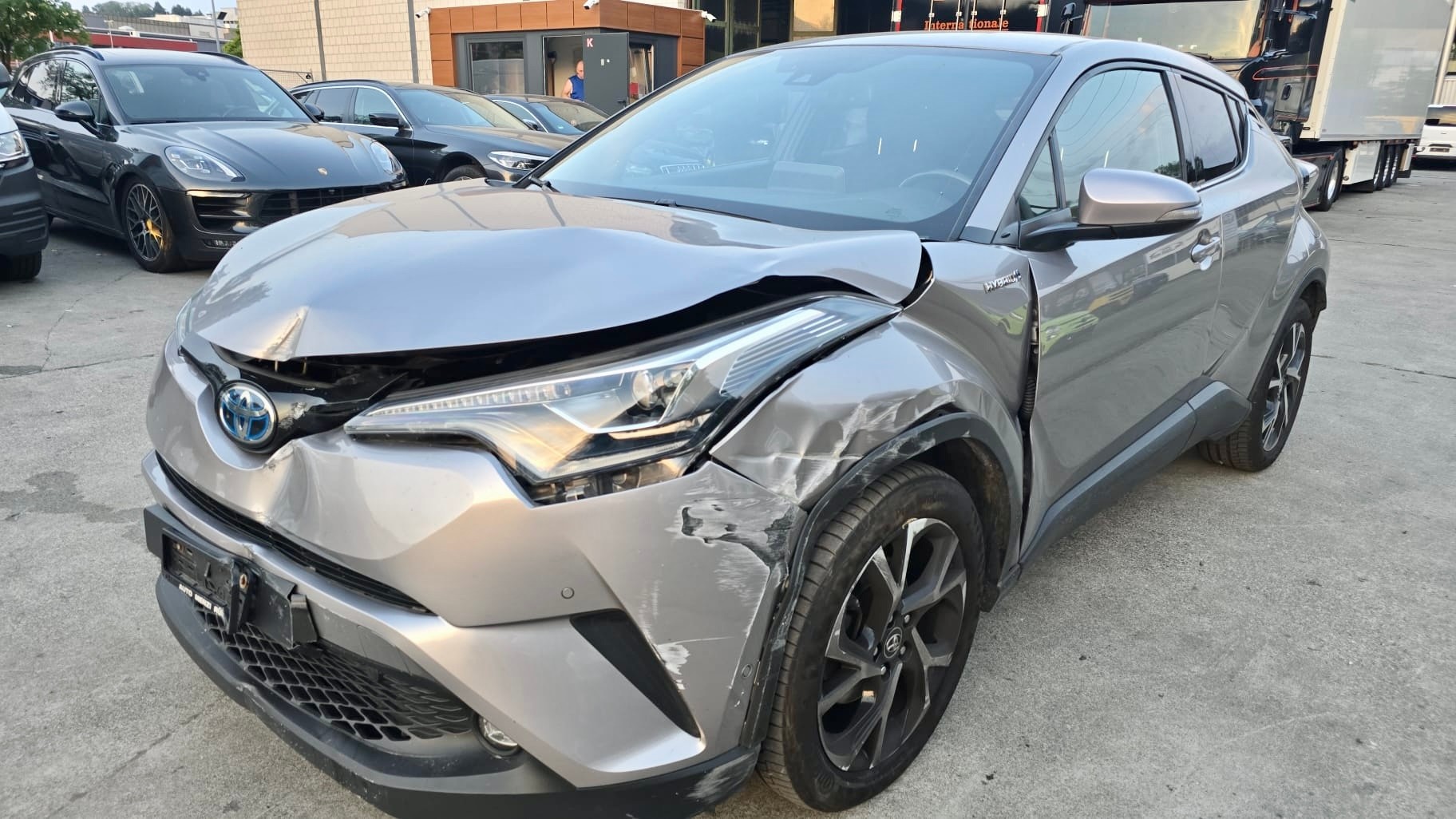 TOYOTA C-HR 1.8 HSD CVT Trend-image-0