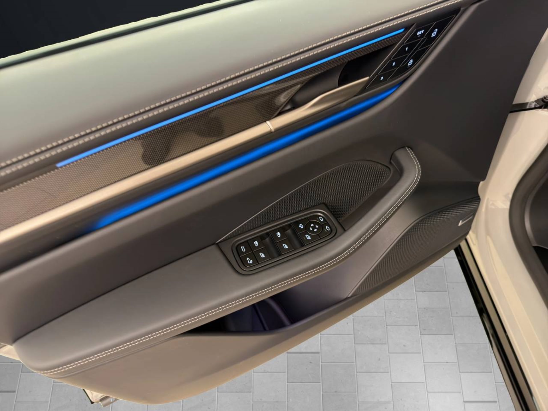 PORSCHE Macan Turbo-image-18