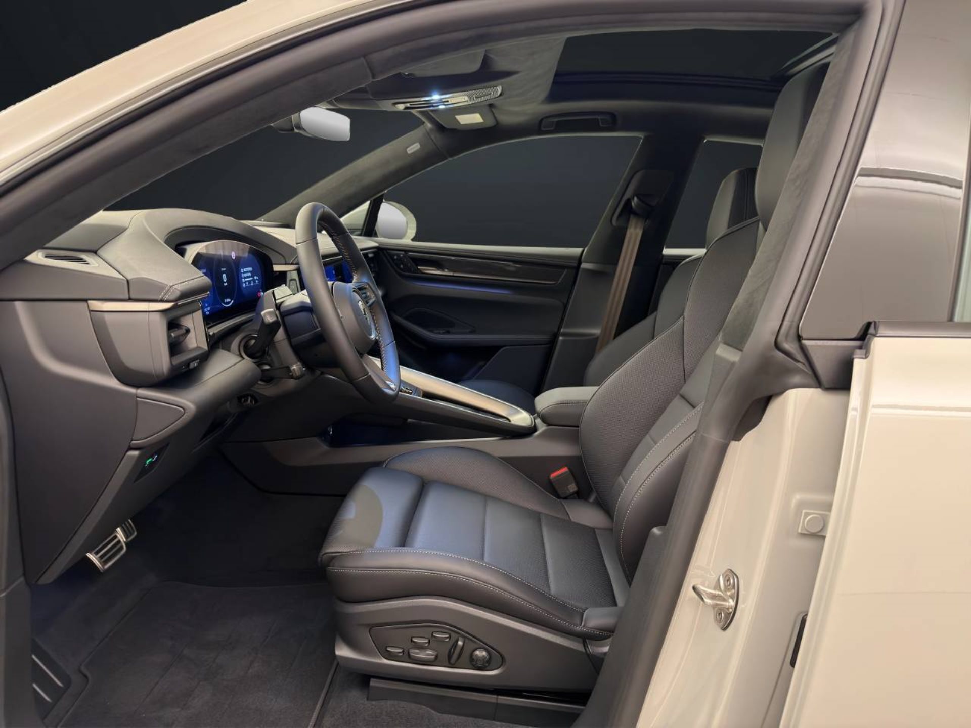 PORSCHE Macan Turbo-image-4