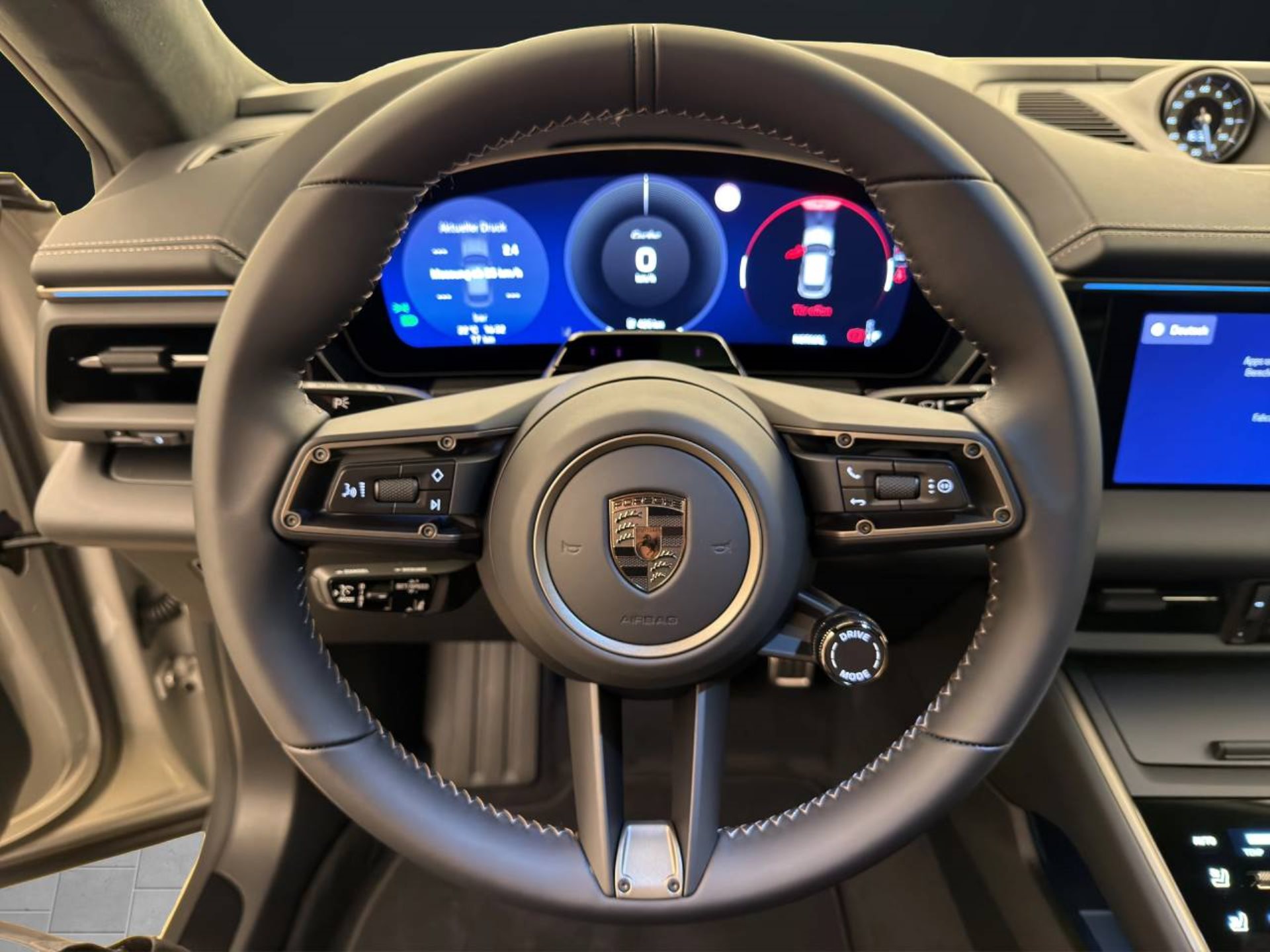 PORSCHE Macan Turbo-image-12