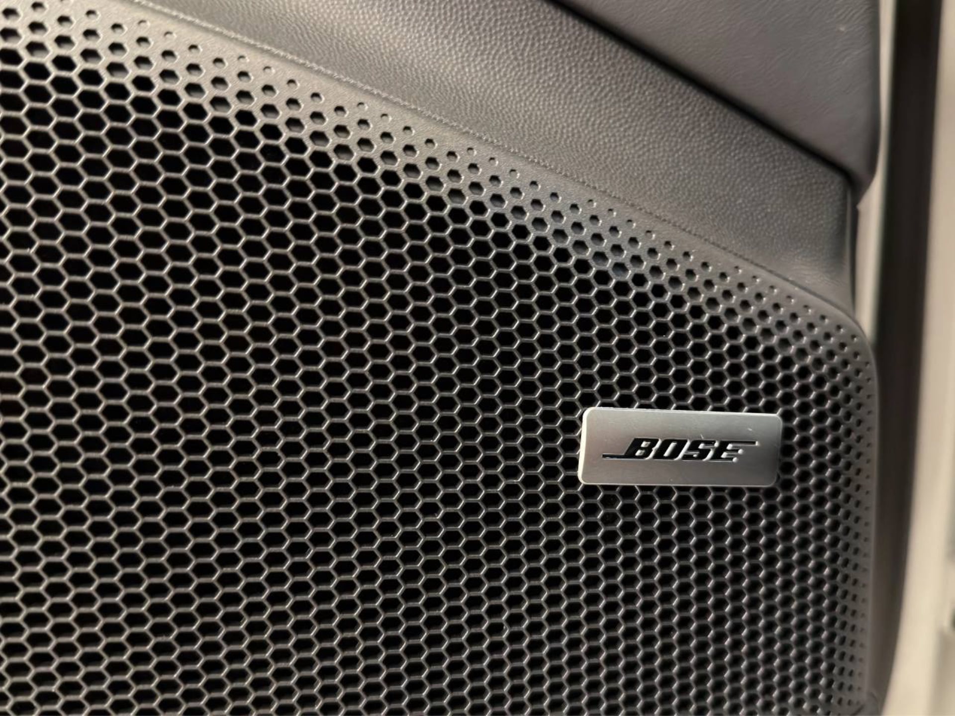 PORSCHE Macan Turbo-image-24