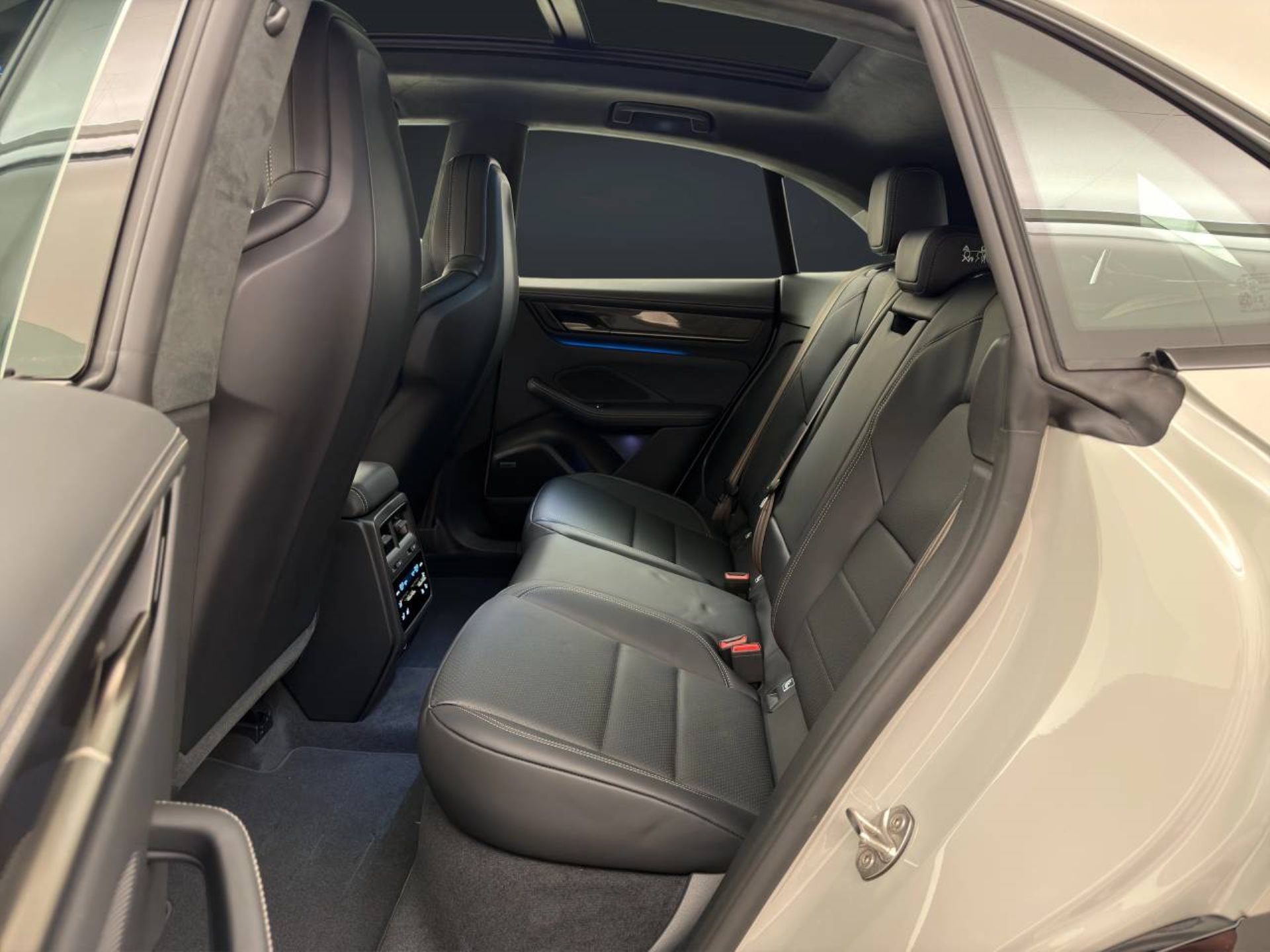 PORSCHE Macan Turbo-image-14