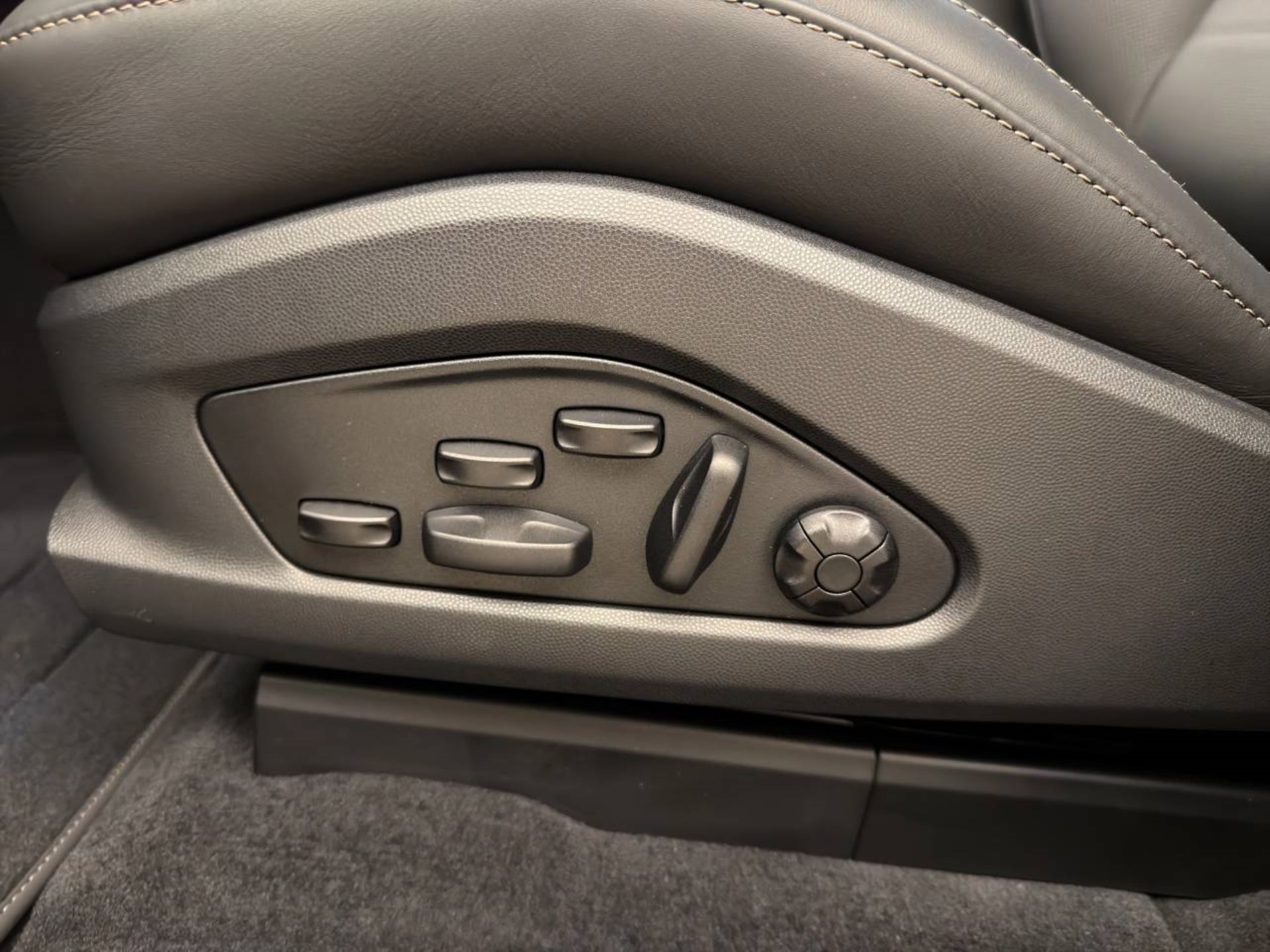 PORSCHE Macan Turbo-image-19