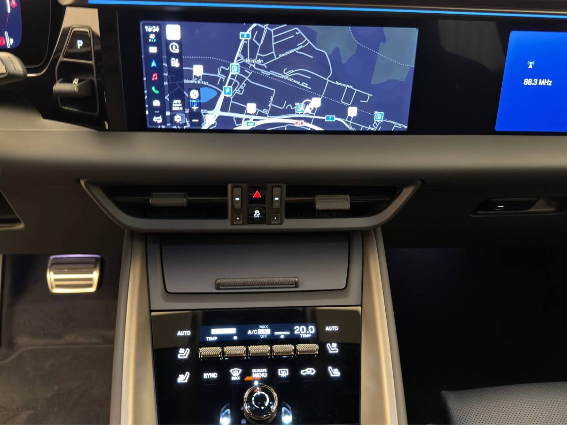PORSCHE Macan Turbo-image-15