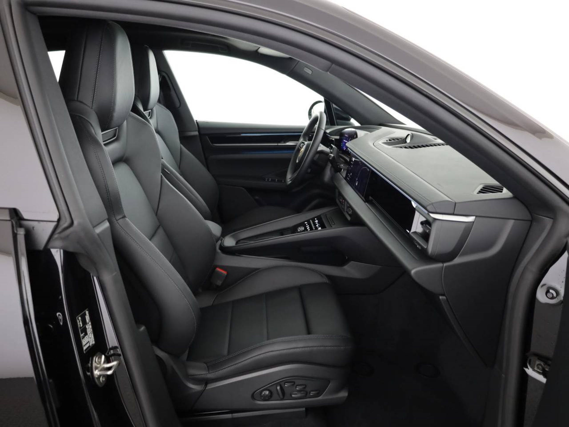 PORSCHE Macan 4-image-12