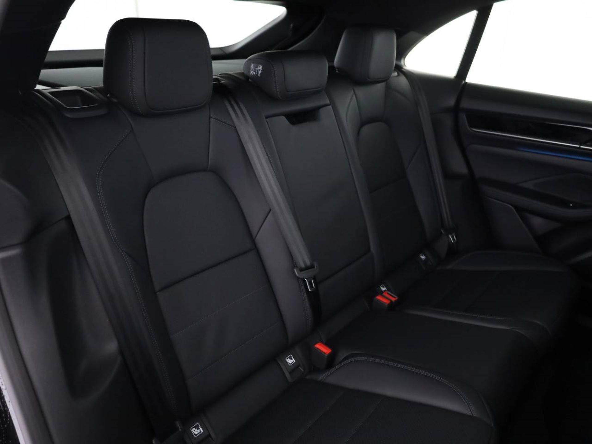 PORSCHE Macan 4-image-17