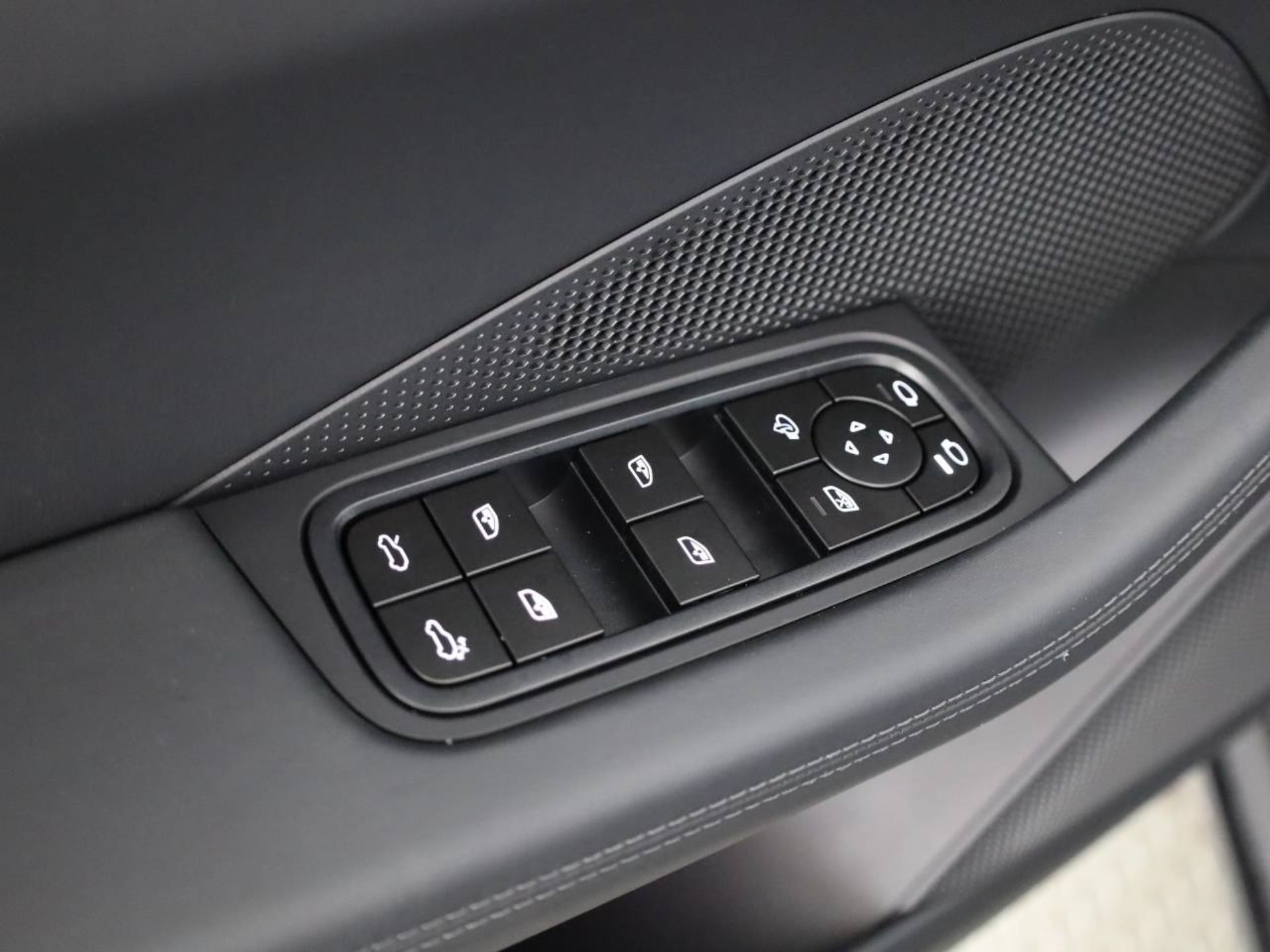 PORSCHE Macan 4-image-18