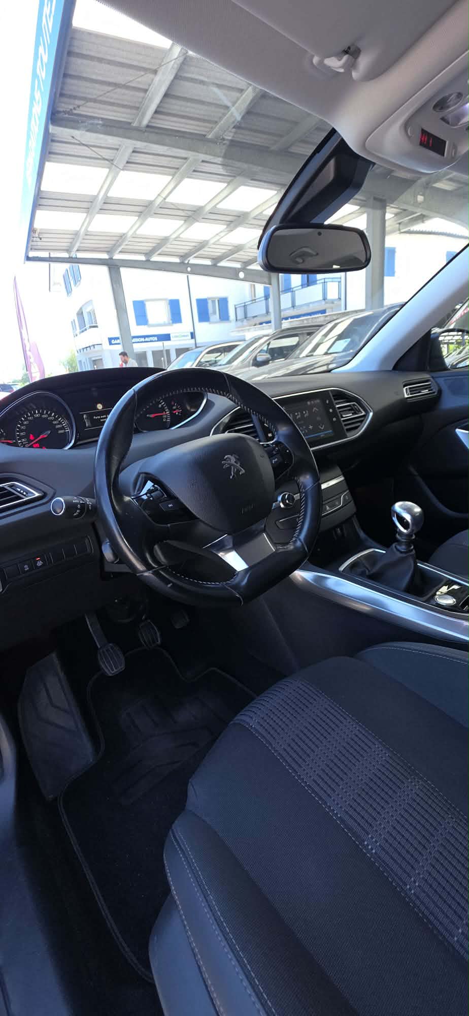 PEUGEOT 308 1.2 i STT-image-6