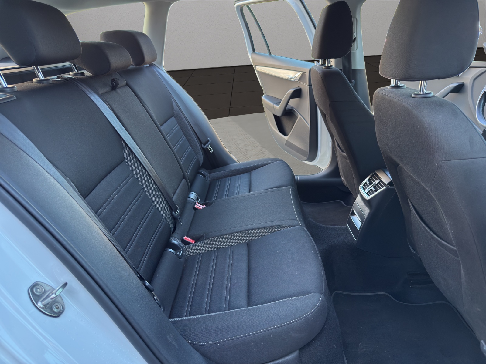 SKODA Octavia Combi 2.0 TDI Ambition DSG-image-17