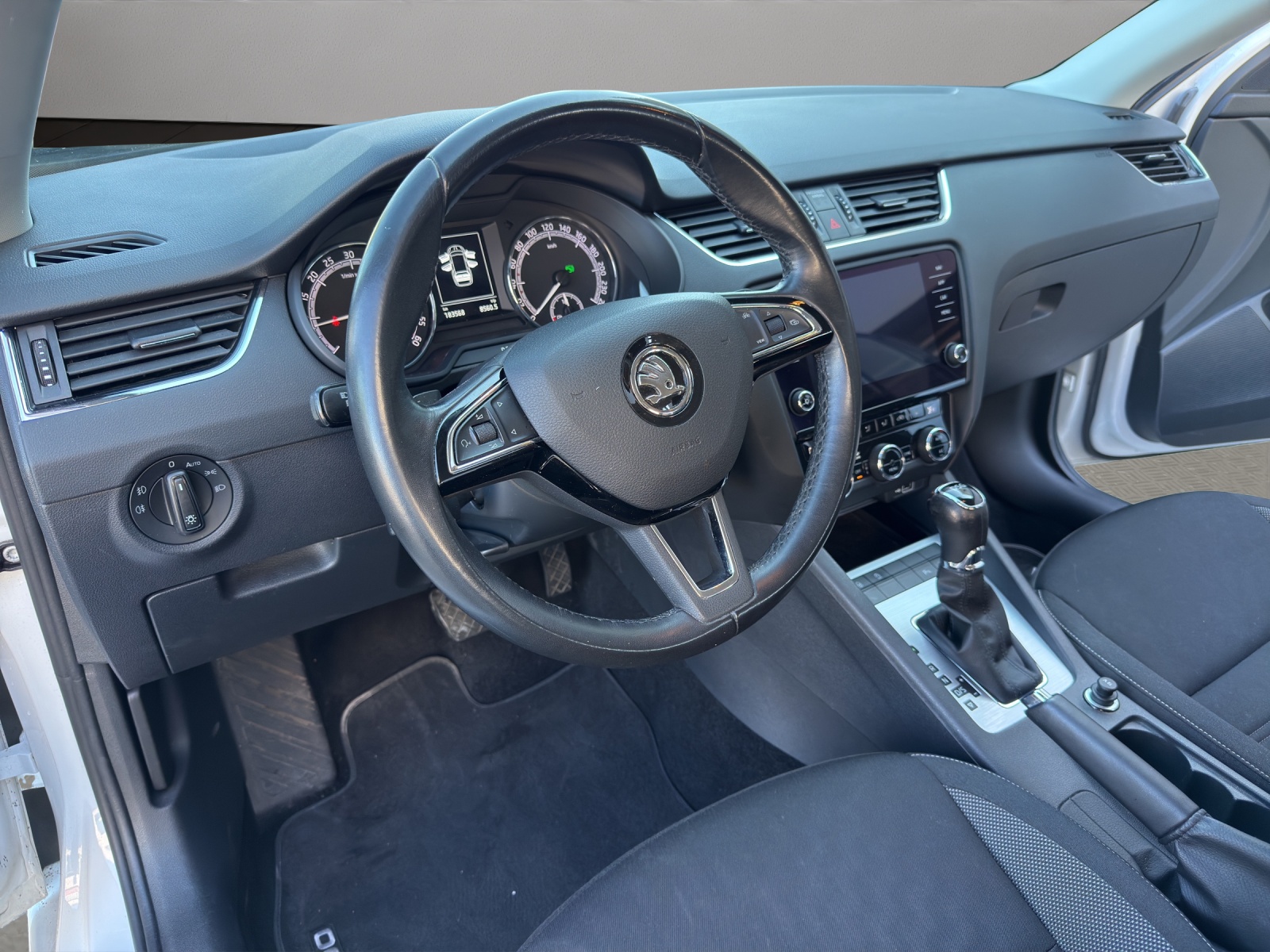 SKODA Octavia Combi 2.0 TDI Ambition DSG-image-9