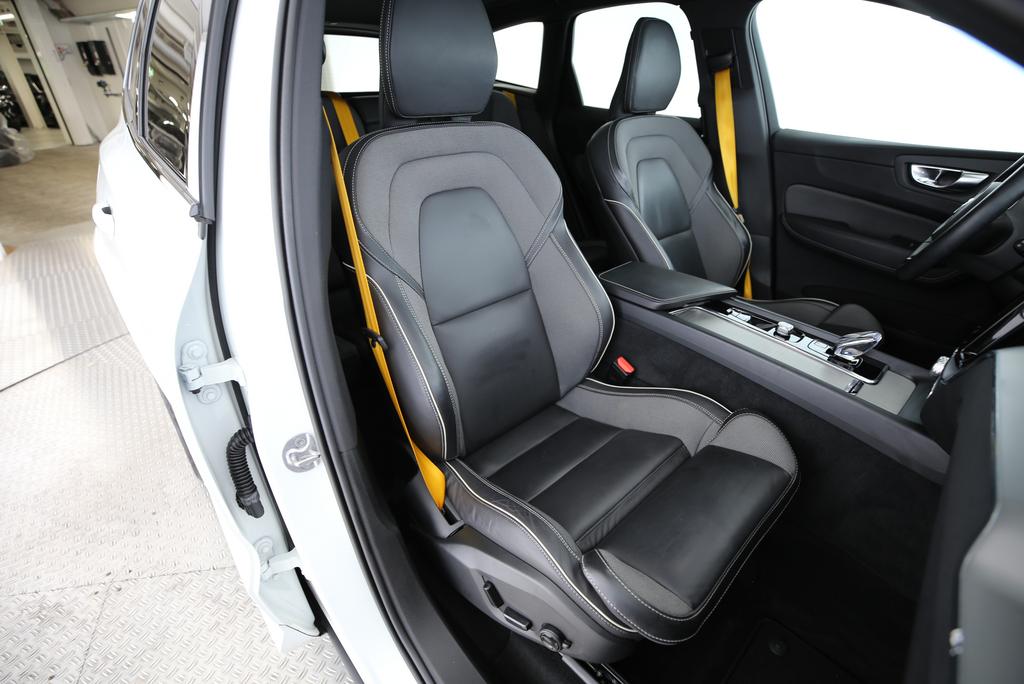 BMW 218i Gran Tourer-image-11