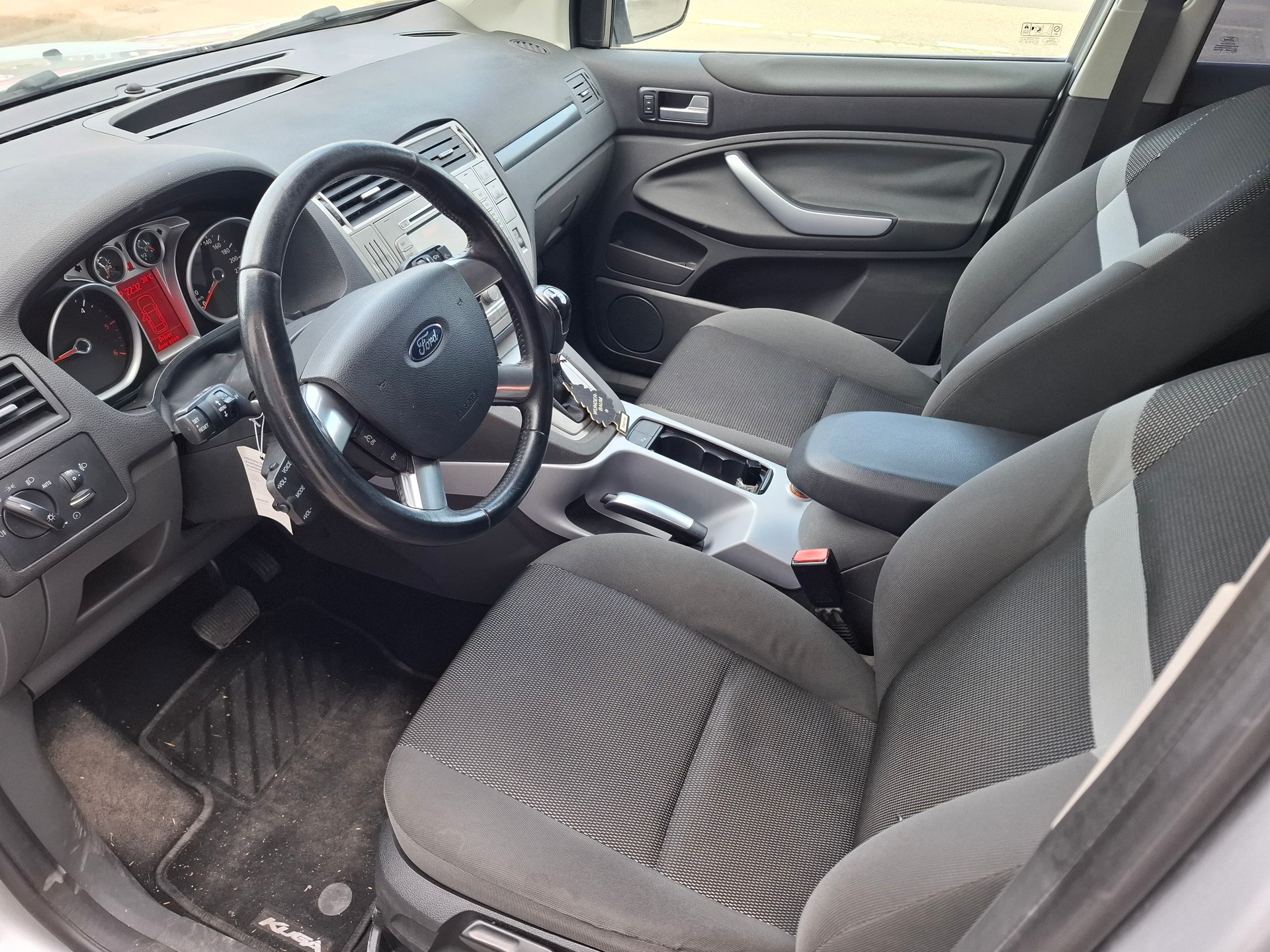 FORD Kuga 2.0 TDCi Titanium 4WD PowerShift-image-8