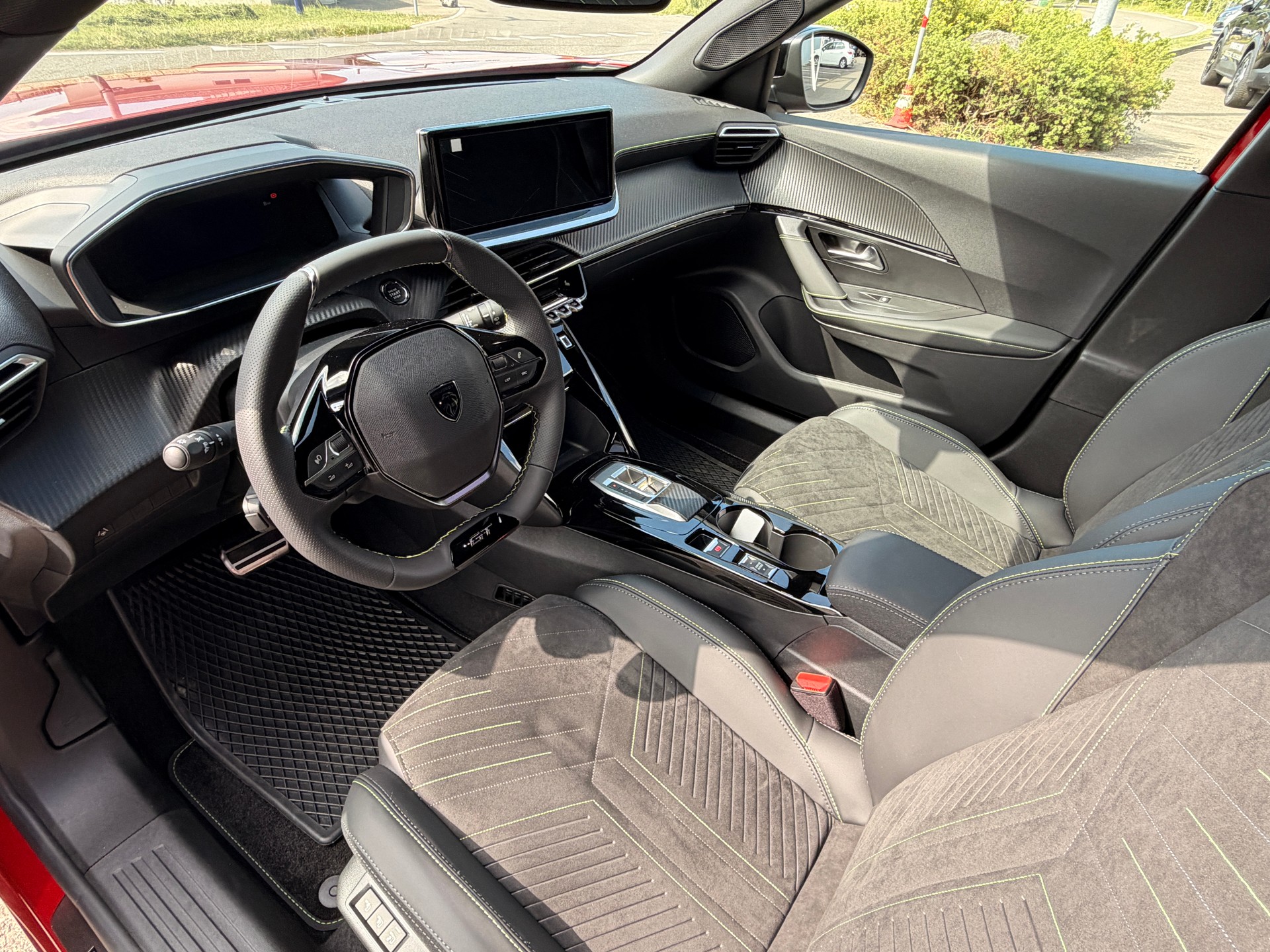 PEUGEOT 2008 1.2 145 MHEV GT Exclusive-image-5
