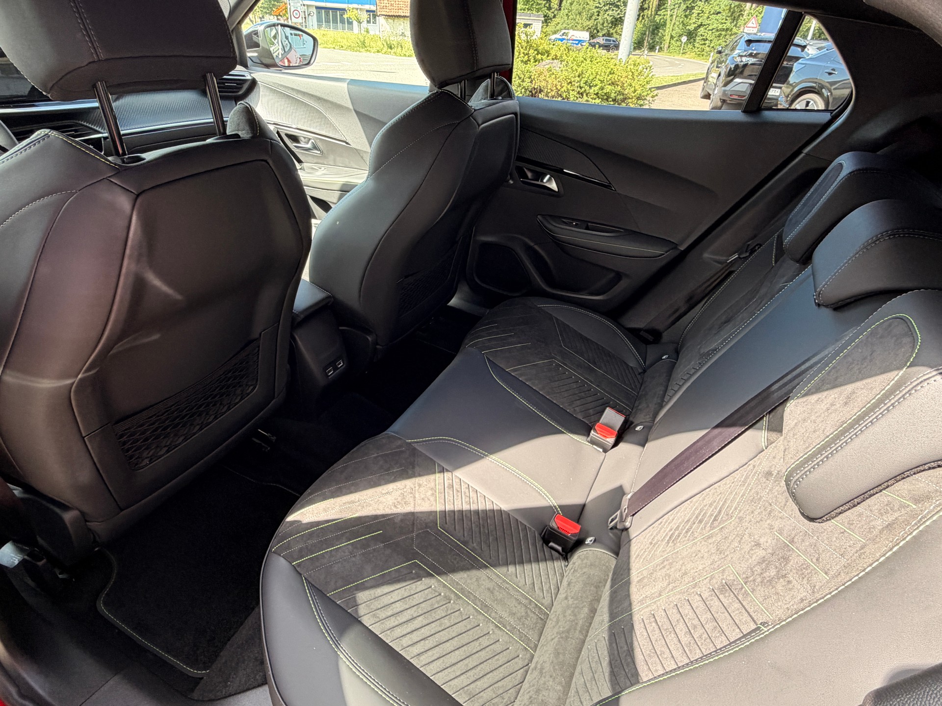 PEUGEOT 2008 1.2 145 MHEV GT Exclusive-image-4