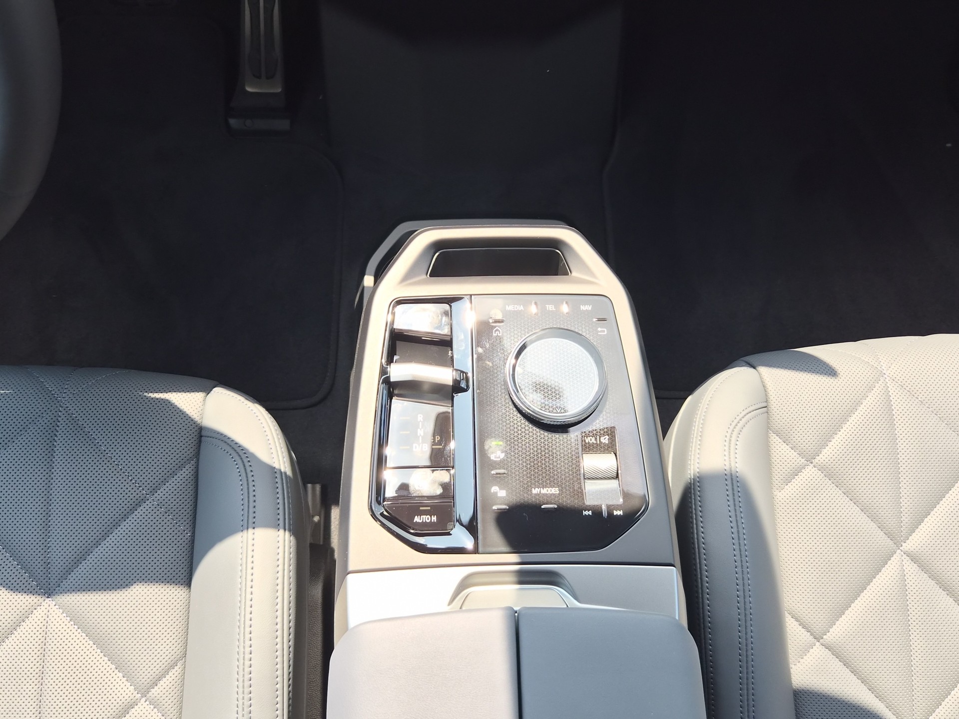BMW iX xDrive60 M Sport-image-15