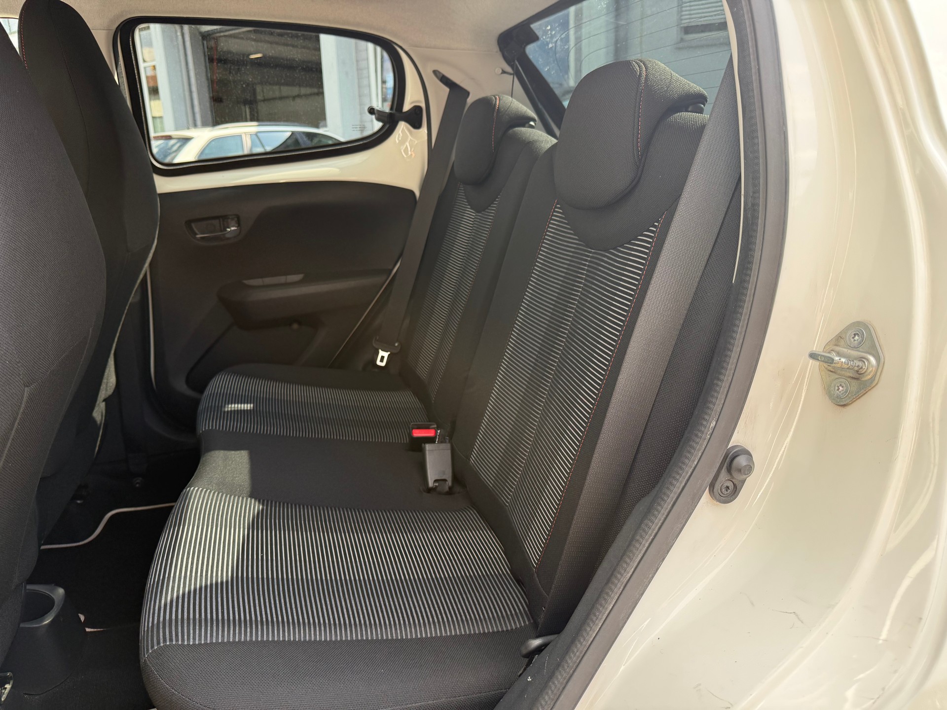 PEUGEOT 108 1.2 VTi Féline Top-image-9