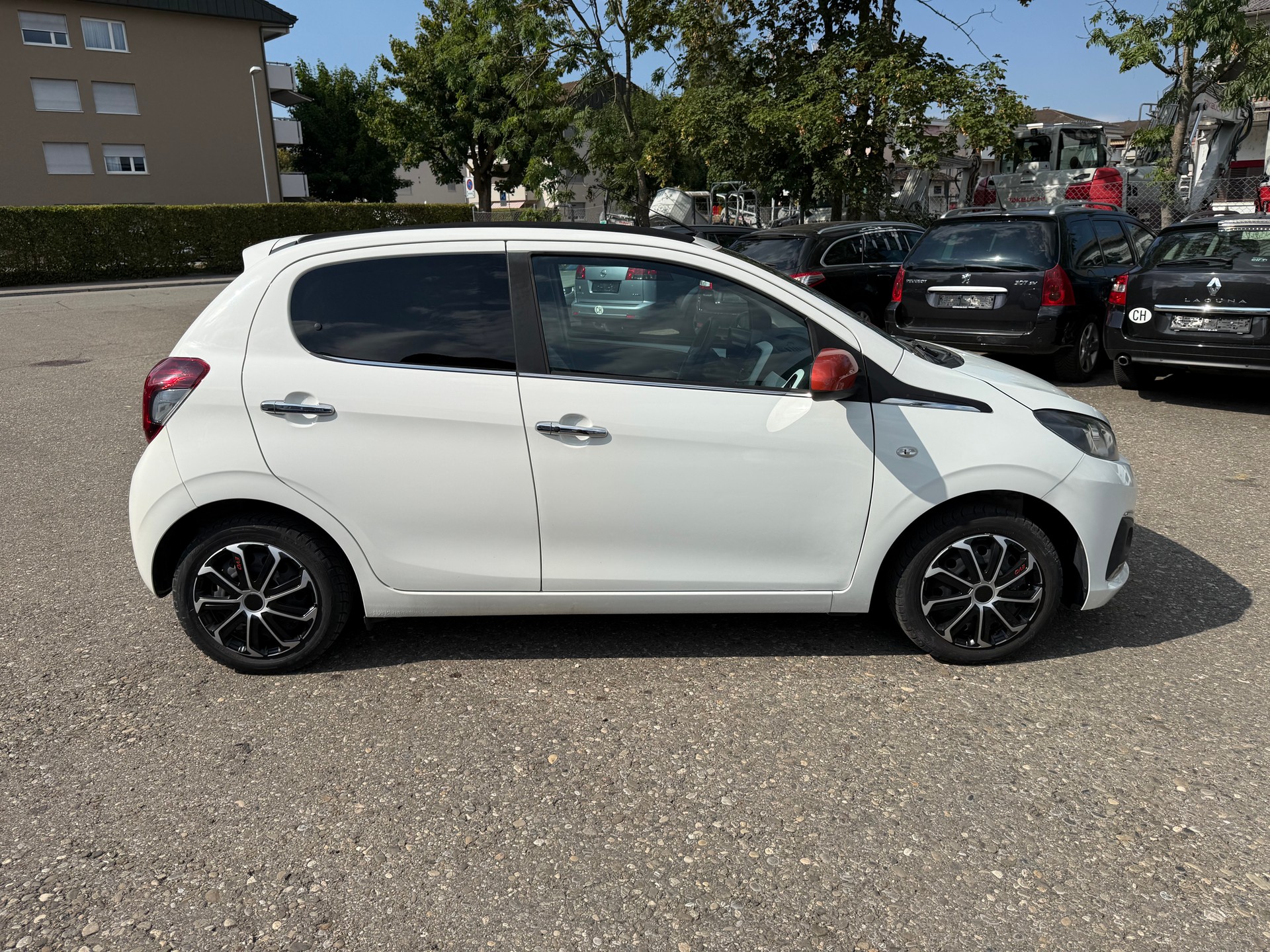 PEUGEOT 108 1.2 VTi Féline Top-image-2