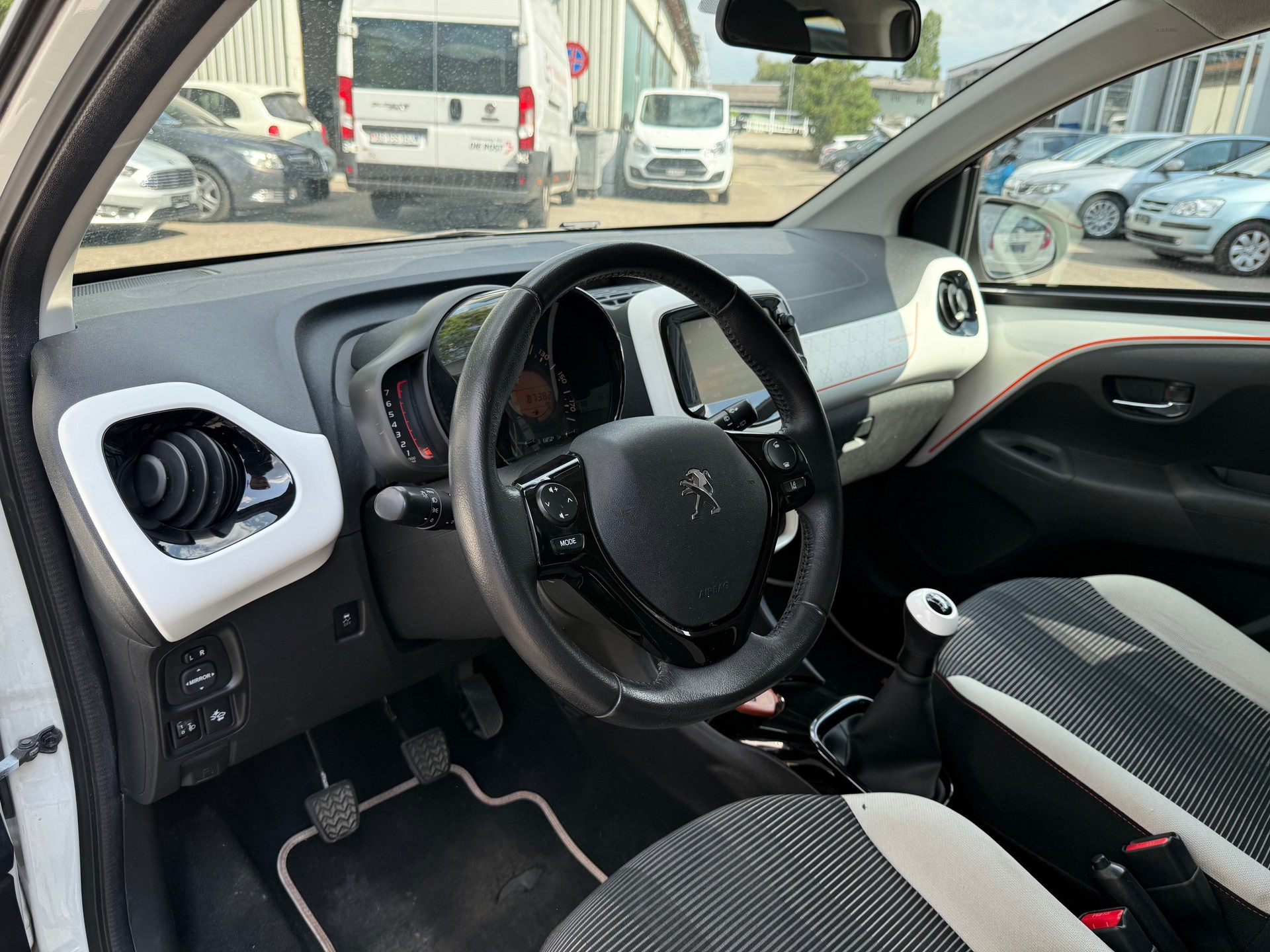 PEUGEOT 108 1.2 VTi Féline Top-image-5