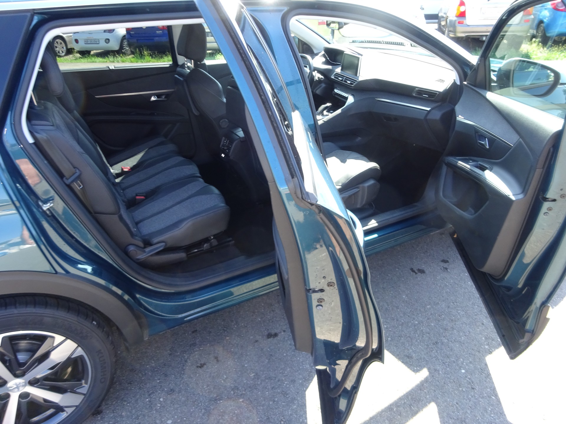 PEUGEOT 5008 1.2 Pure Tech Allure EAT8-image-4